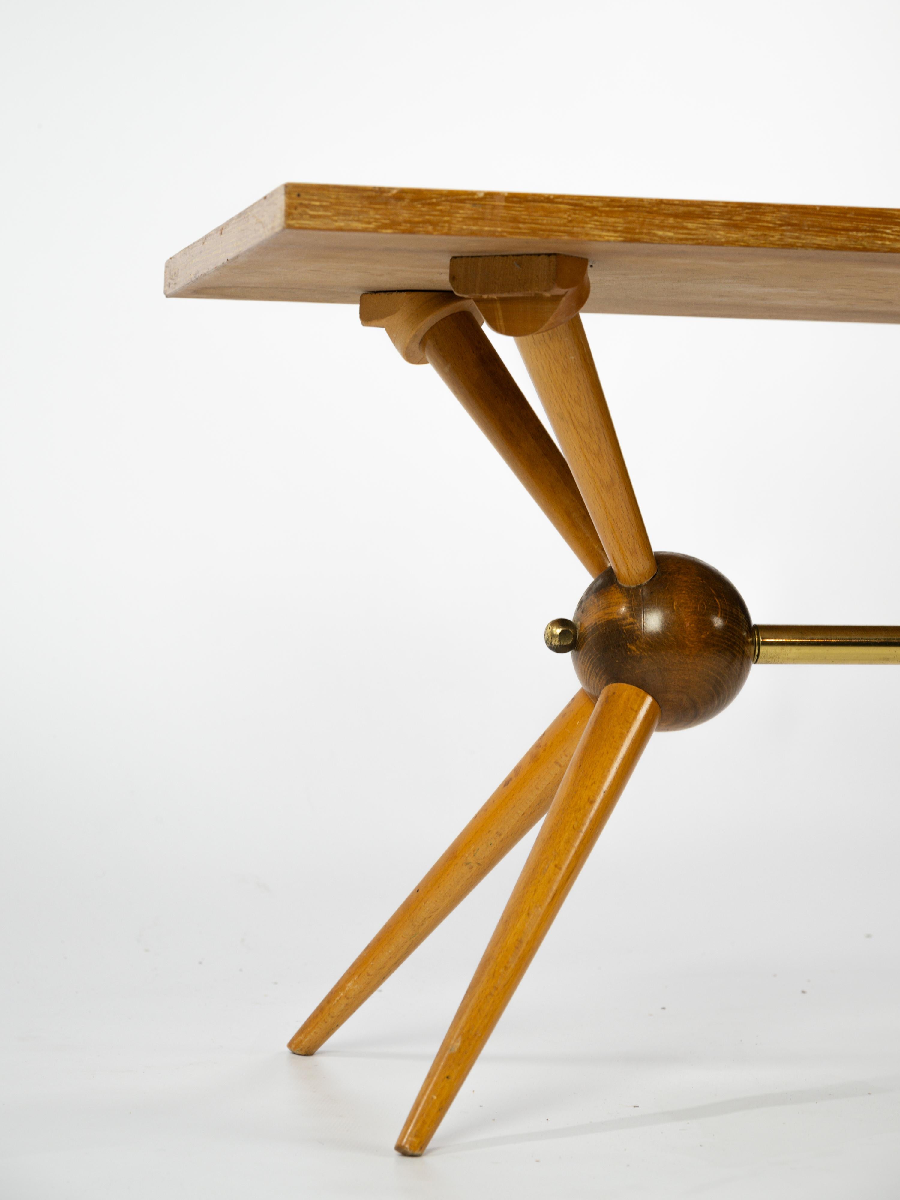 Jolie table basse en bois clair et foncé avec pieds de style sputnik  Bon état - En vente à Monaco, MC