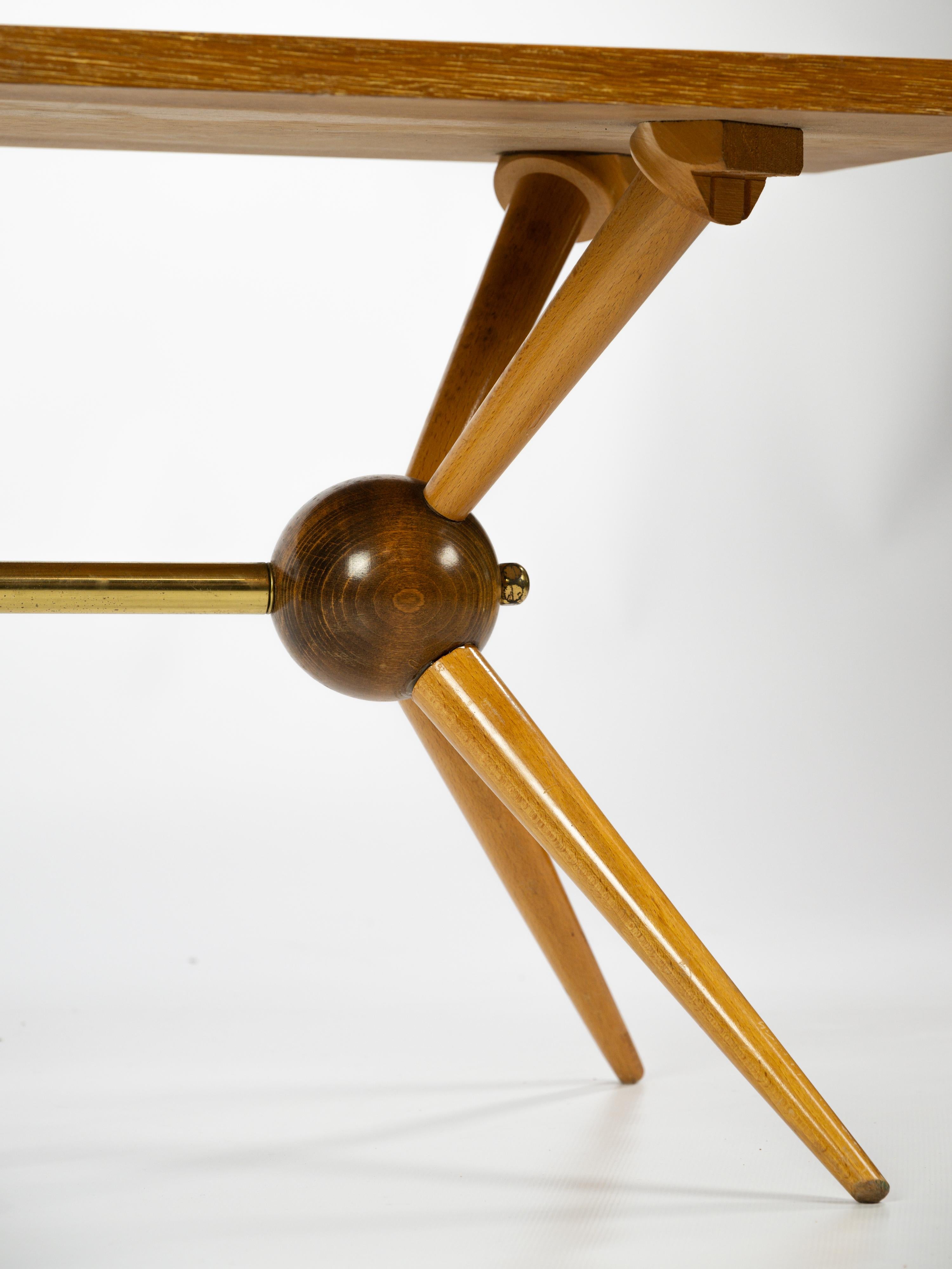 Milieu du XXe siècle Jolie table basse en bois clair et foncé avec pieds de style sputnik  en vente