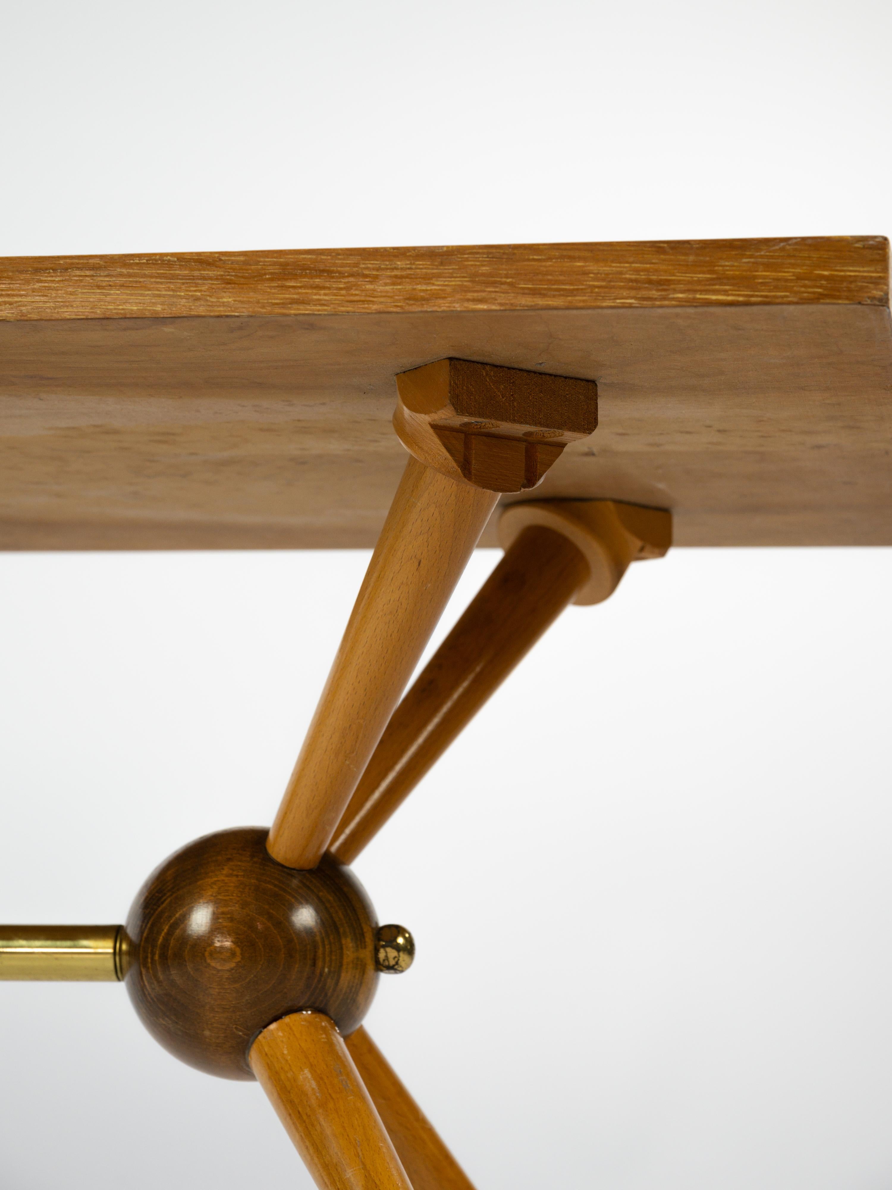 Laiton Jolie table basse en bois clair et foncé avec pieds de style sputnik  en vente