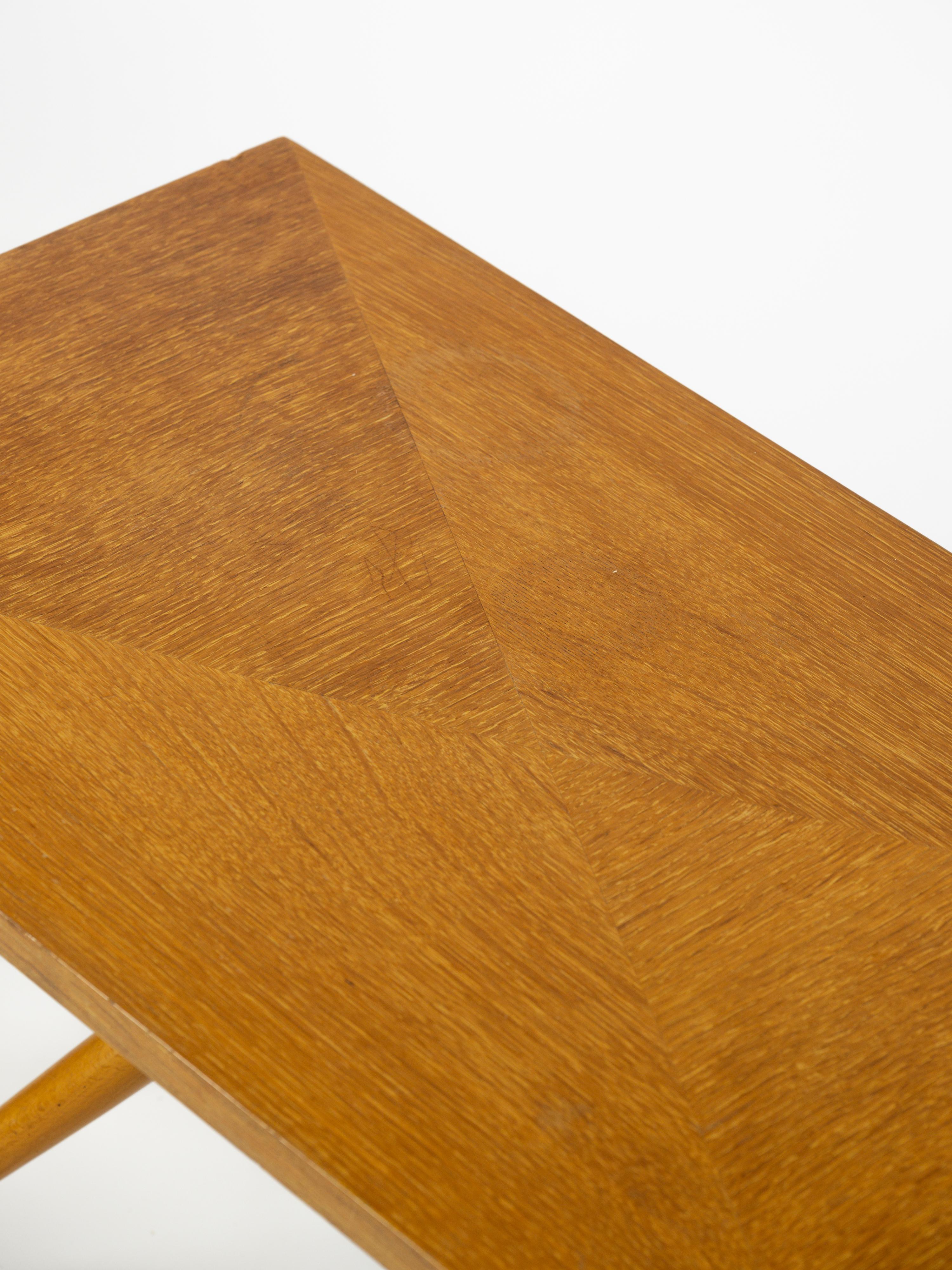 Jolie table basse en bois clair et foncé avec pieds de style sputnik  en vente 1