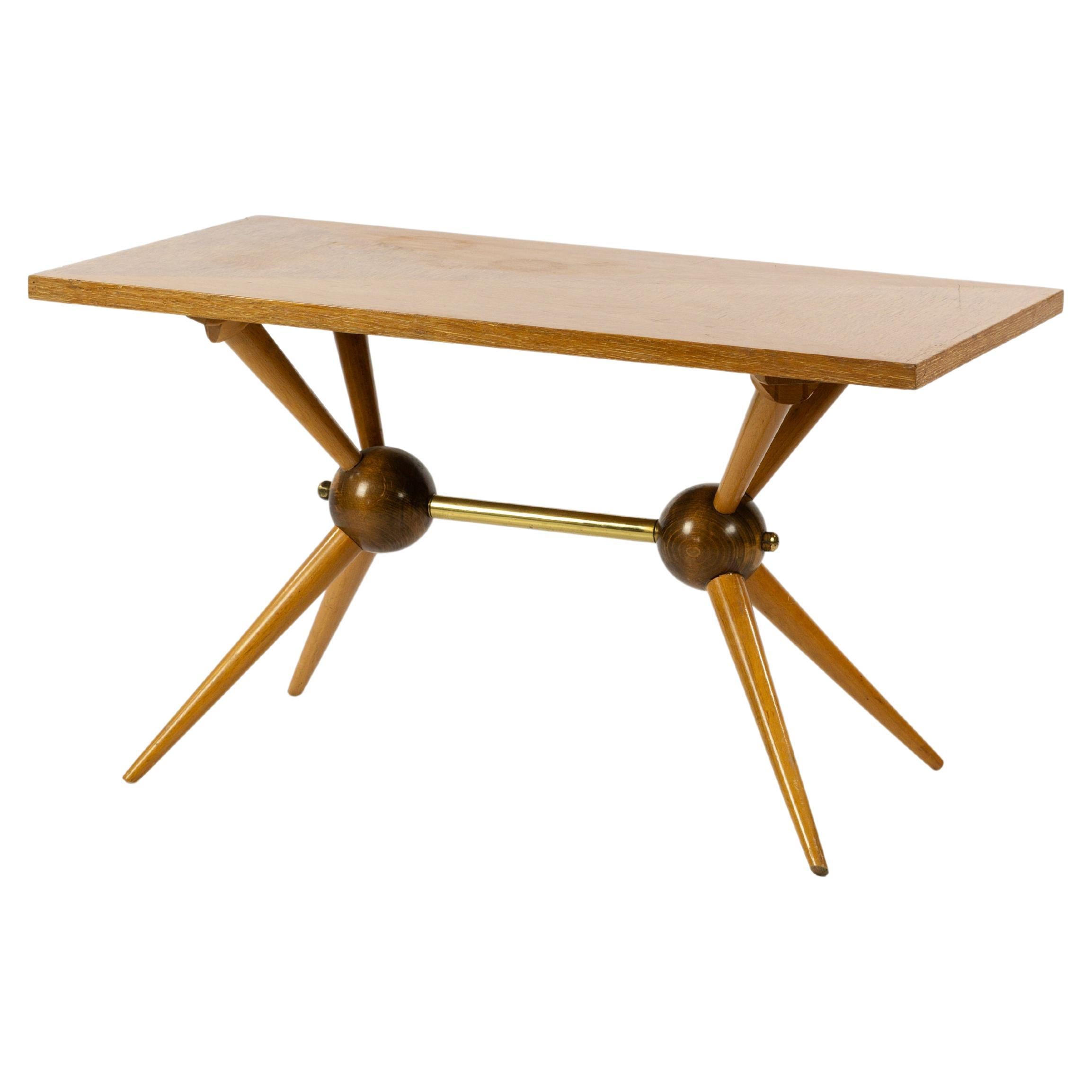 Jolie table basse en bois clair et foncé avec pieds de style sputnik  en vente