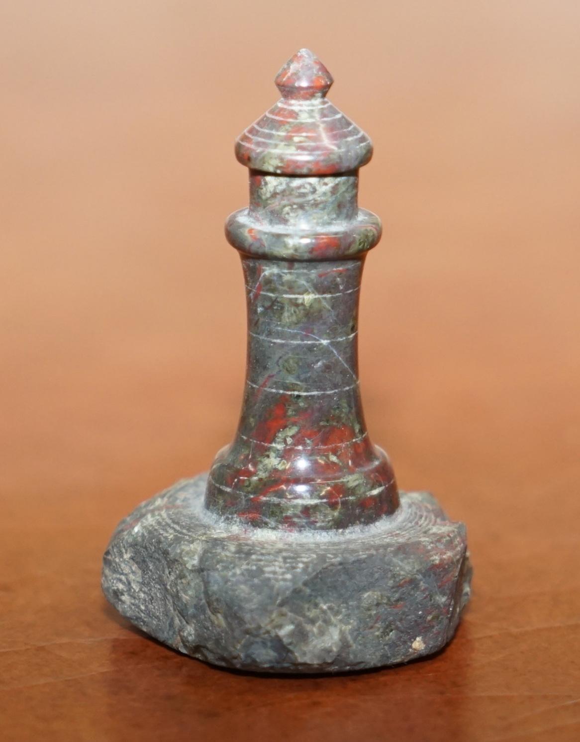 Bella collezione di quattro piccole statue antiche in marmo massiccio raffiguranti dei fari in vendita 5