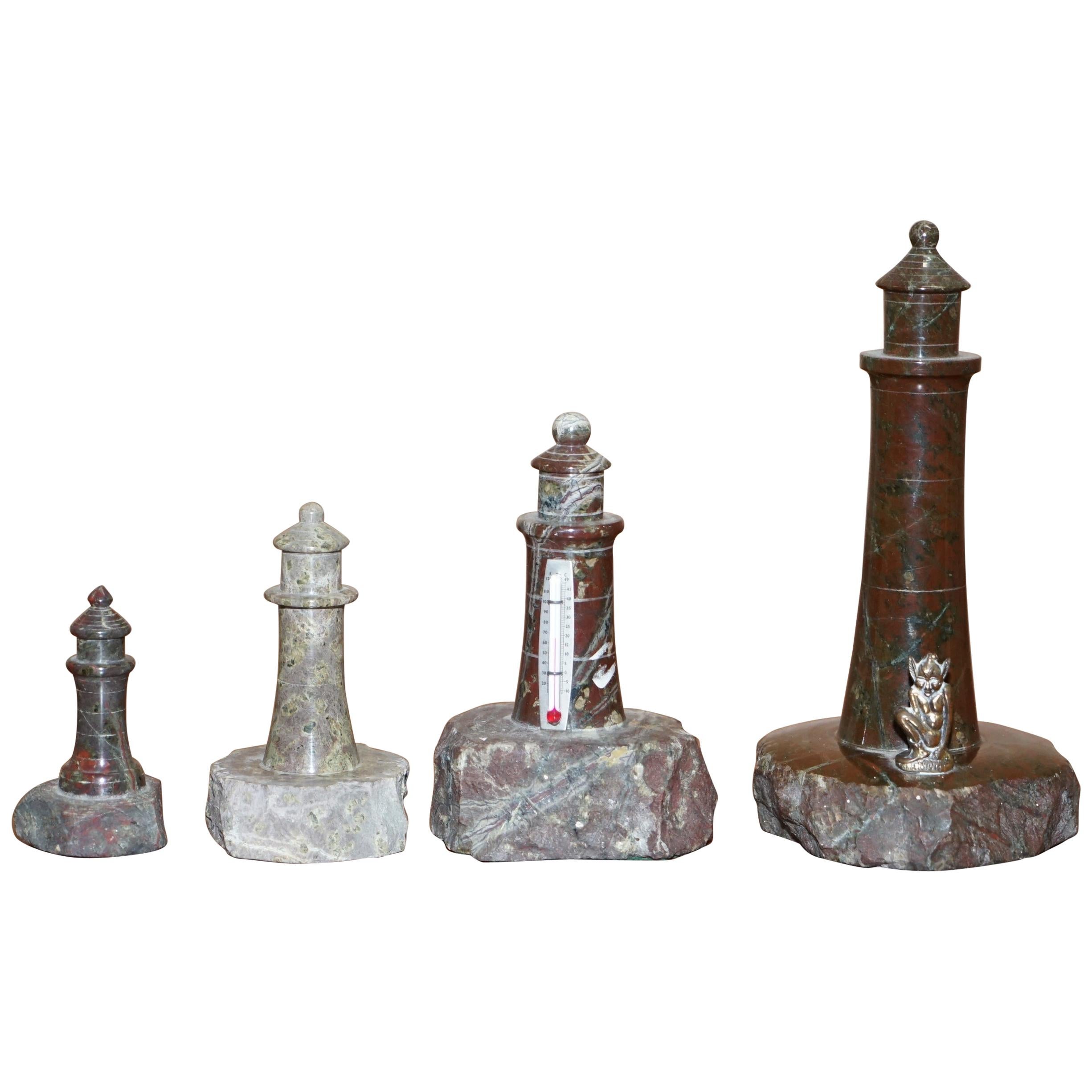 Jolie collection de quatre petites statues anciennes de phares en marbre massif en forme de phares