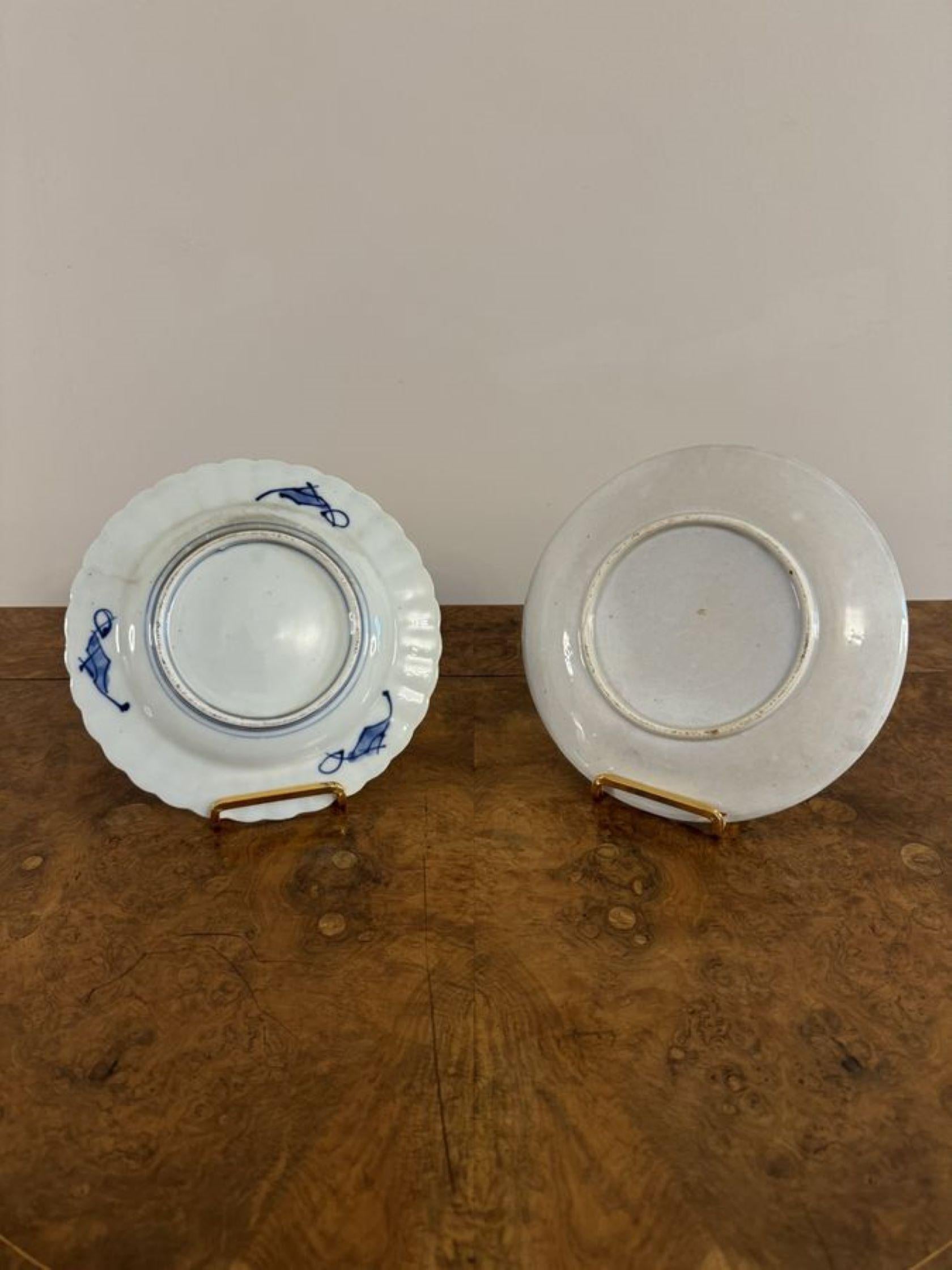 Collectional de quatre assiettes imari japonaises anciennes de qualité. Collectional de quatre assiettes imari japonaises anciennes de qualité, peintes à la main dans de superbes couleurs bleu, rouge, vert et blanc. 

D 1900