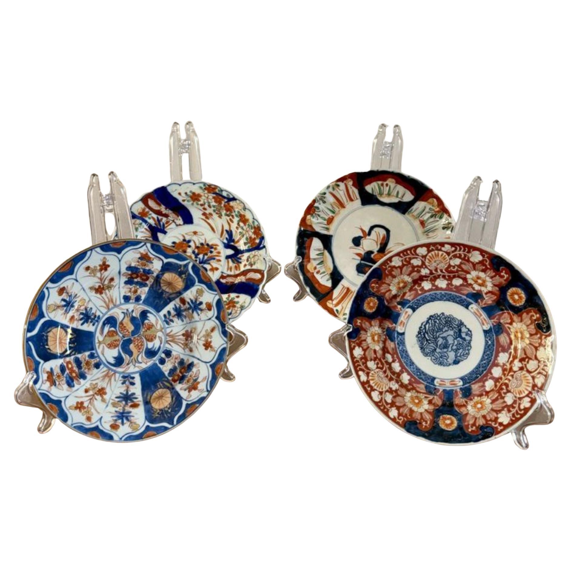 Splendida collezione di quattro antichi piatti imari giapponesi di qualità