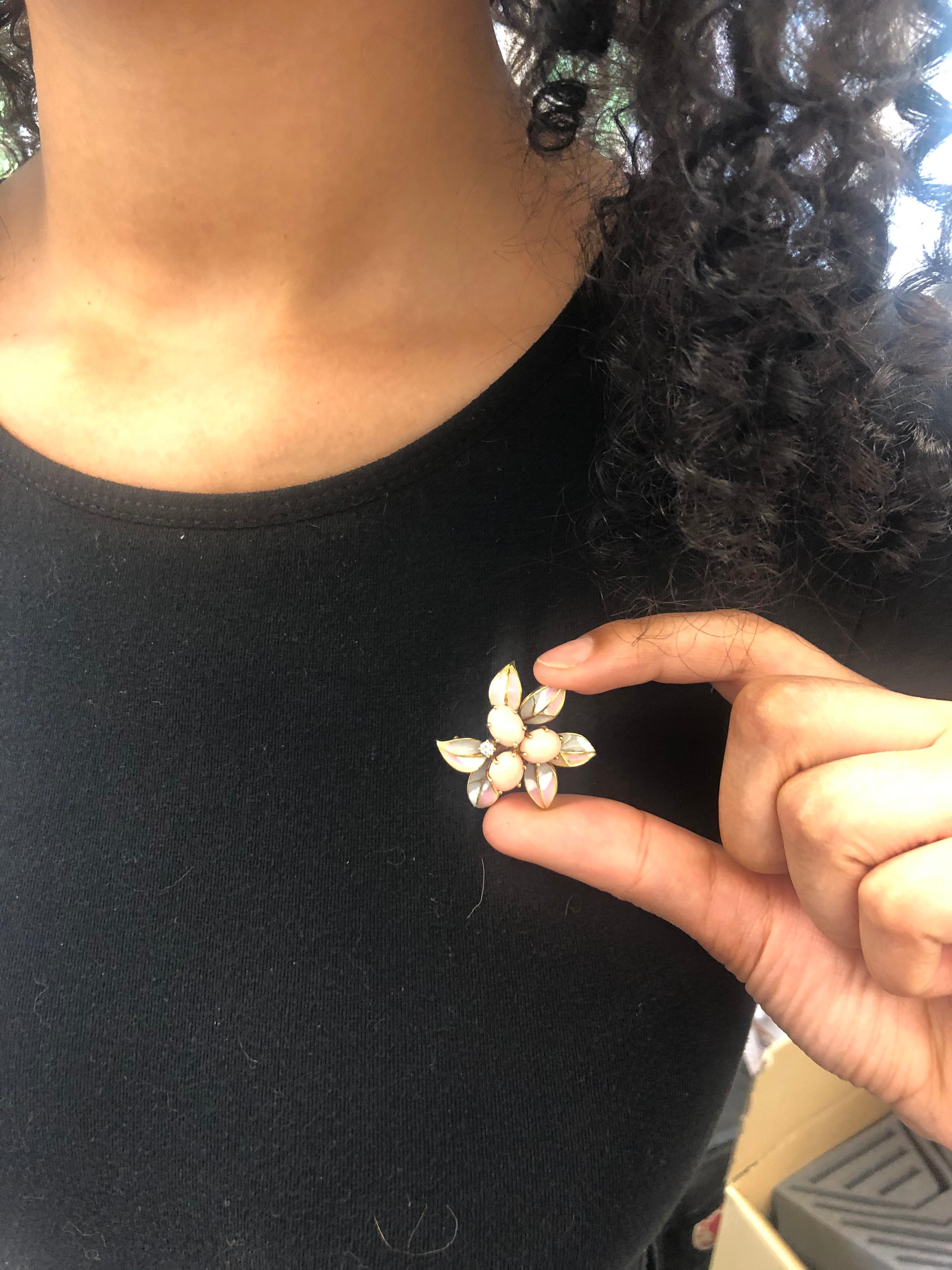 Ravissante broche en or jaune 18 carats avec corail et émail de diamants en vente 7