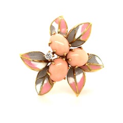 Deliziosa spilla in corallo e smalto con diamanti in oro giallo 18 carati