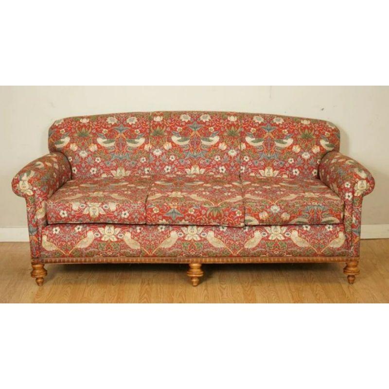 Britannique Ravissant canapé Country House tapissé de tissu William Morris « Strawberry Thief » en vente