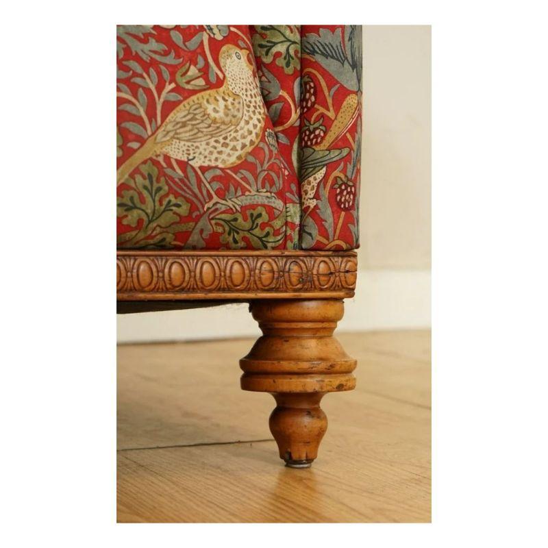 Schönes Country House-Sofa, gepolstert mit William Morris Erdbeer-Dweef-Stoff (Britisch) im Angebot