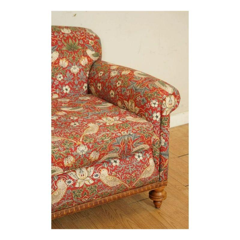 Schönes Country House-Sofa, gepolstert mit William Morris Erdbeer-Dweef-Stoff (Handgefertigt) im Angebot