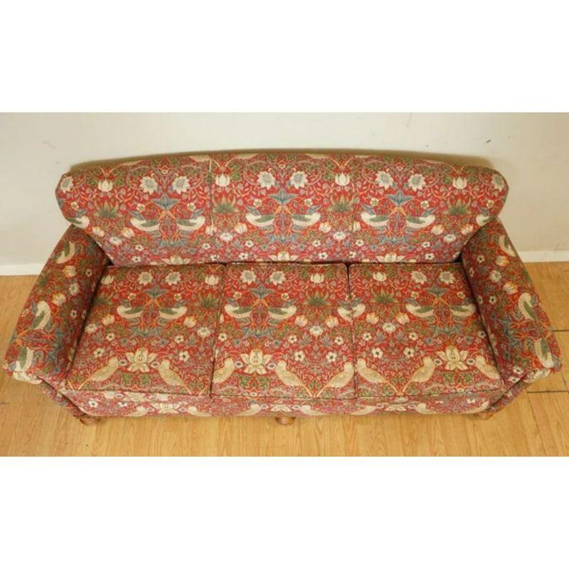 Schönes Country House-Sofa, gepolstert mit William Morris Erdbeer-Dweef-Stoff im Zustand „Gut“ im Angebot in Pulborough, GB