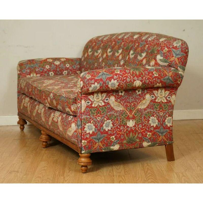Schönes Country House-Sofa, gepolstert mit William Morris Erdbeer-Dweef-Stoff im Angebot 1