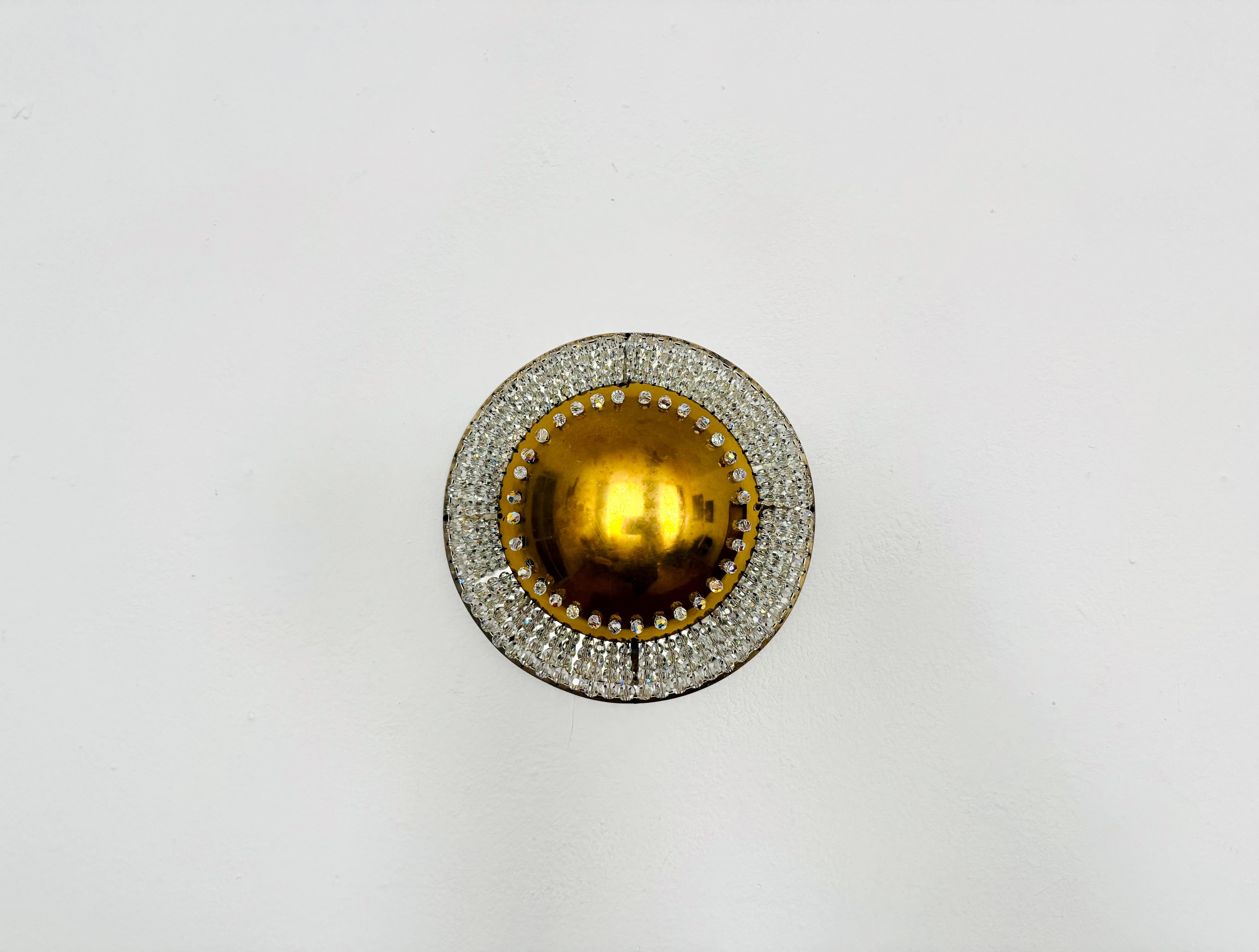 Wunderschöne Wand- oder Deckenleuchte aus den 1950er Jahren.
Die Lampe mit den üppigen Kristallglaskugeln hat eine sehr luxuriöse Ausstrahlung und funkelt besonders schön.
Das Design und die verwendeten MATERIALIEN sorgen für ein tolles, glitzerndes