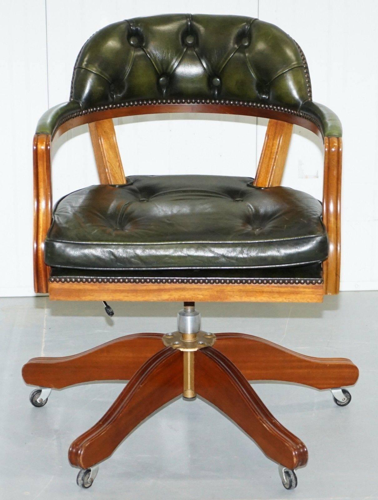 We are delighted to offer for sale this lovely aged green leather Chesterfield Admirals court captain’s chair.

These chairs are called court chairs because they little the British court system during the 1960s-1980s.

This chair is in lightly