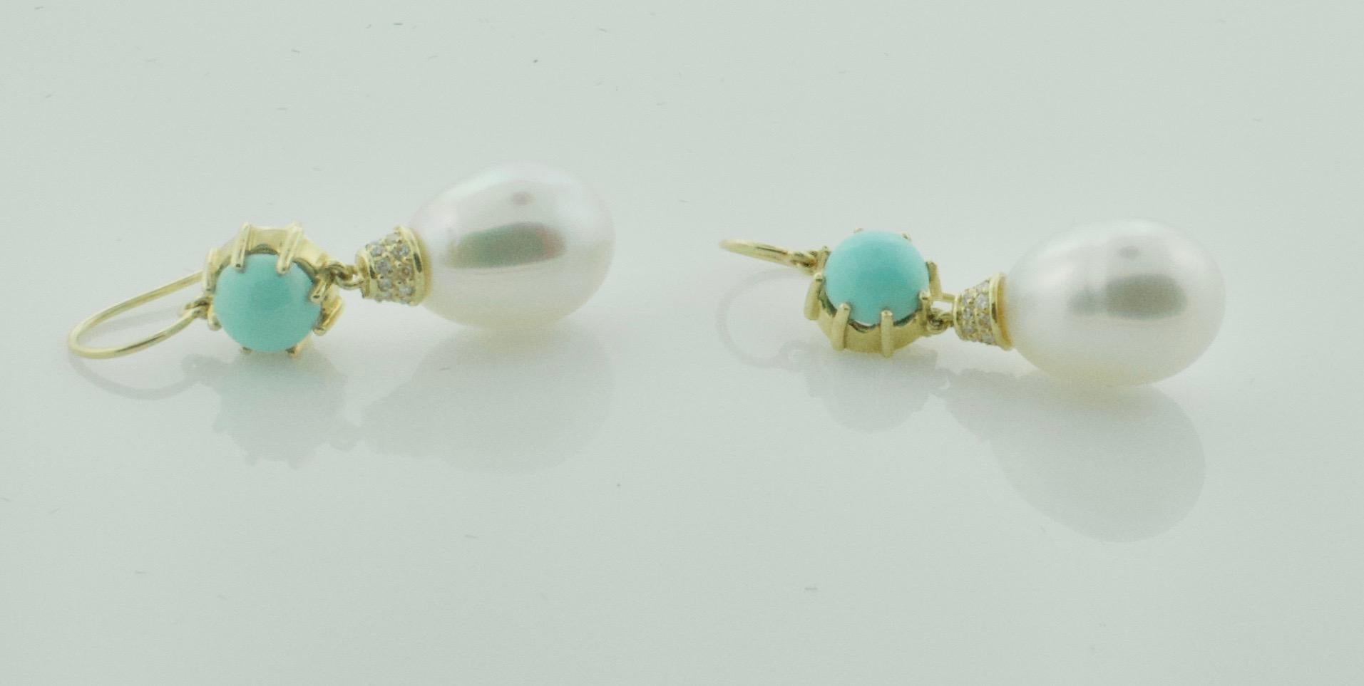 Moderne Jolies boucles d'oreilles pendantes en or jaune 18 carats avec perles des mers du Sud et turquoises en vente