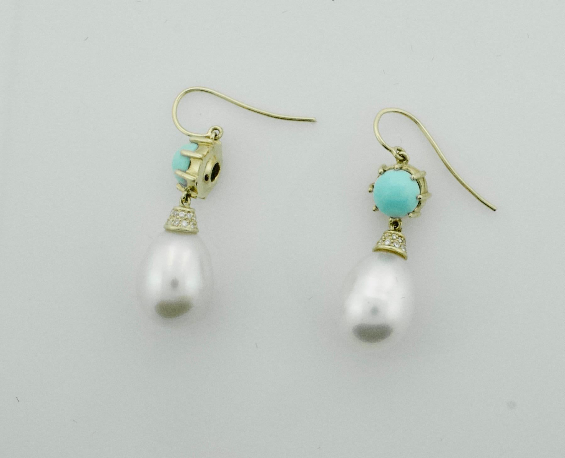 Taille cabochon Jolies boucles d'oreilles pendantes en or jaune 18 carats avec perles des mers du Sud et turquoises en vente