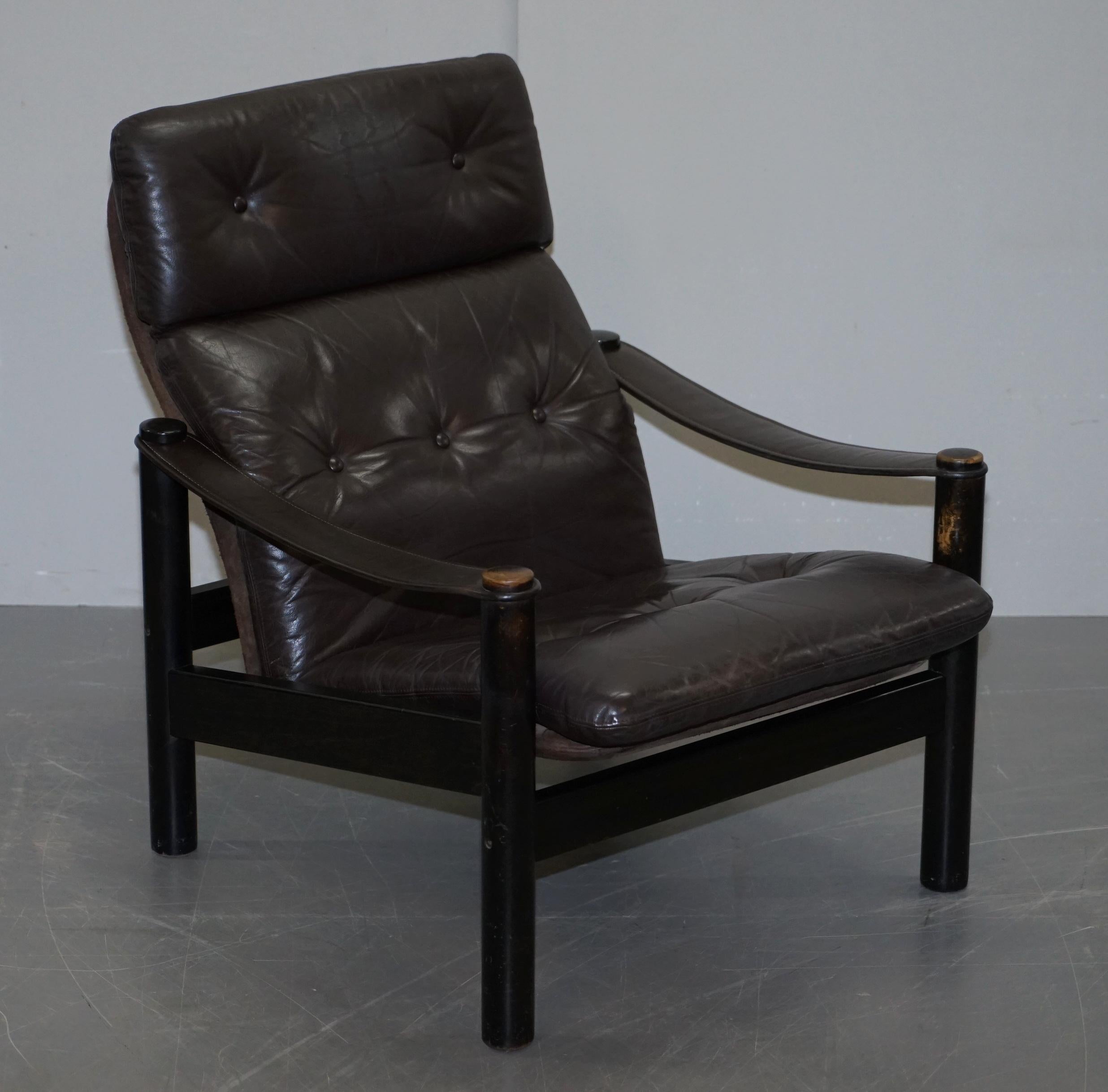 Nous sommes ravis d'offrir à la vente cet ensemble original de fauteuil et ottoman en cuir marron avec boutons flottants Chesterfield, datant du milieu du siècle dernier, vers les années 1960.

Une très belle paire, bien fabriquée et, si j'ose