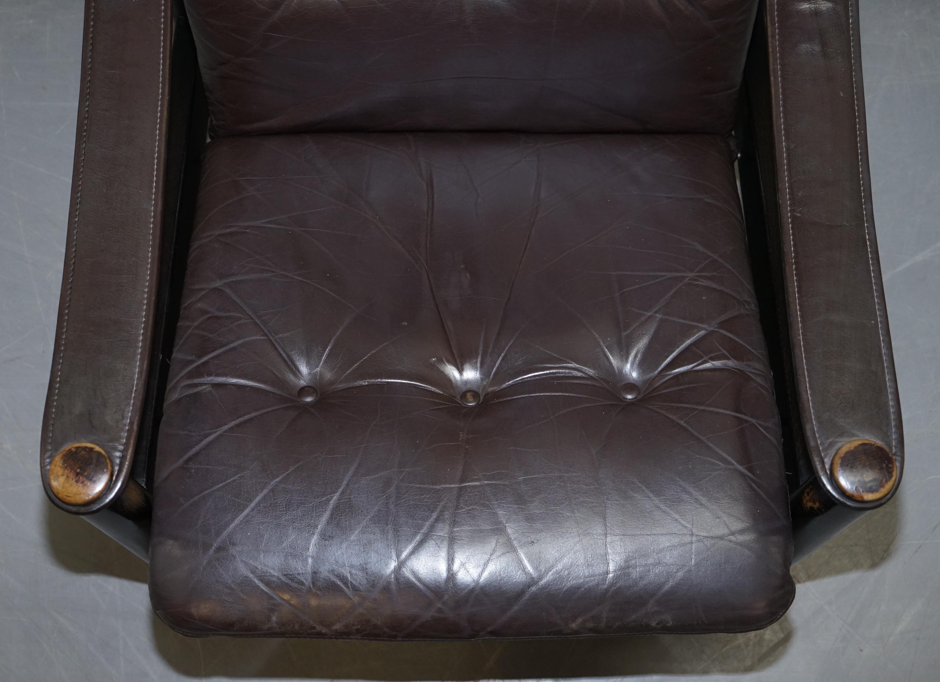 Fait main Fauteuil et pouf Chesterfield en cuir brun danois de style Modernity en vente