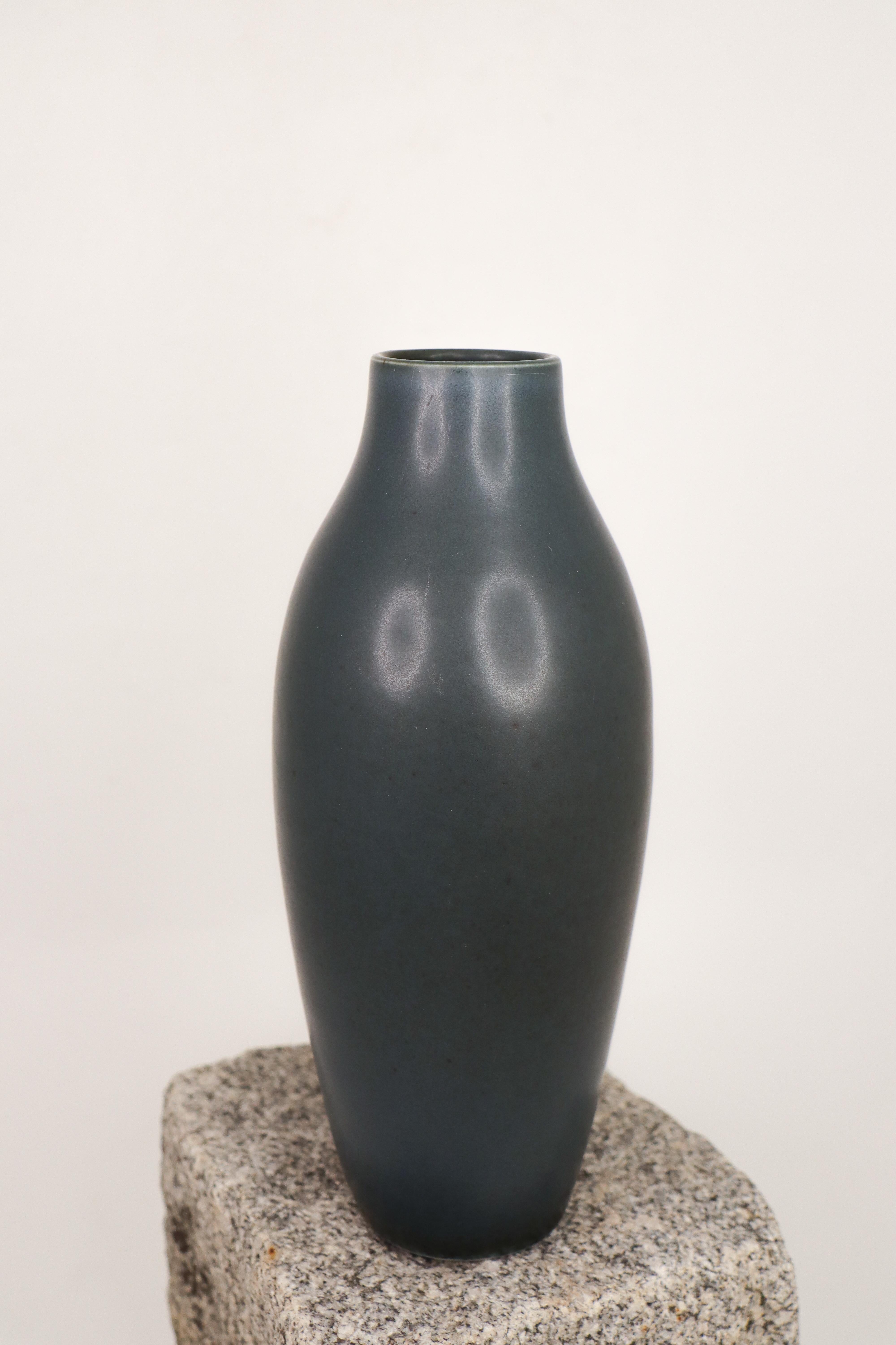 Smaltato Grazioso vaso blu scuro - Carl-Harry Stålhane  - Rörstrand - Metà del XX secolo in vendita