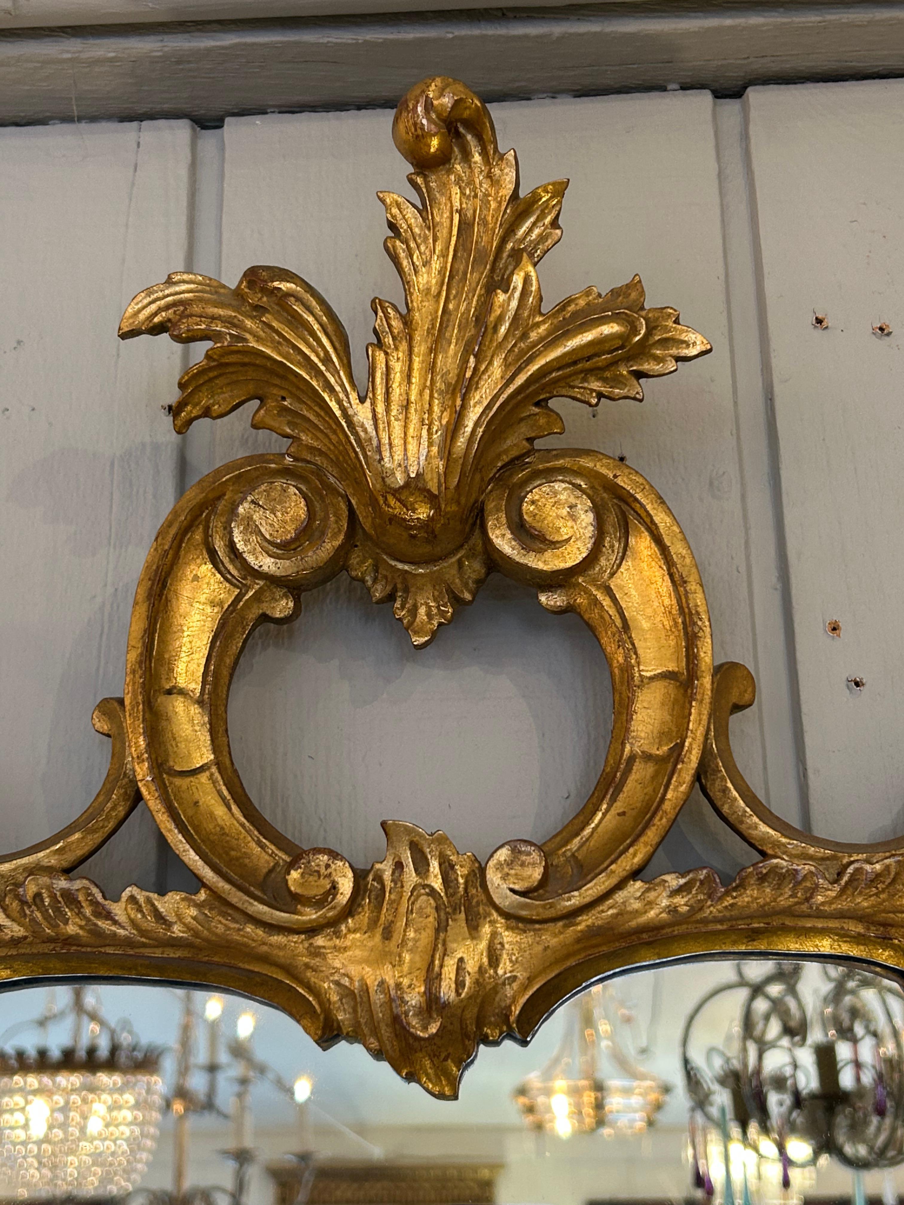 Magnifique miroir en bois doré avec des courbes et une patine vieillie.  Merveilleuse taille pour une salle d'eau !
Miroir de 14,5 l x 27 h
