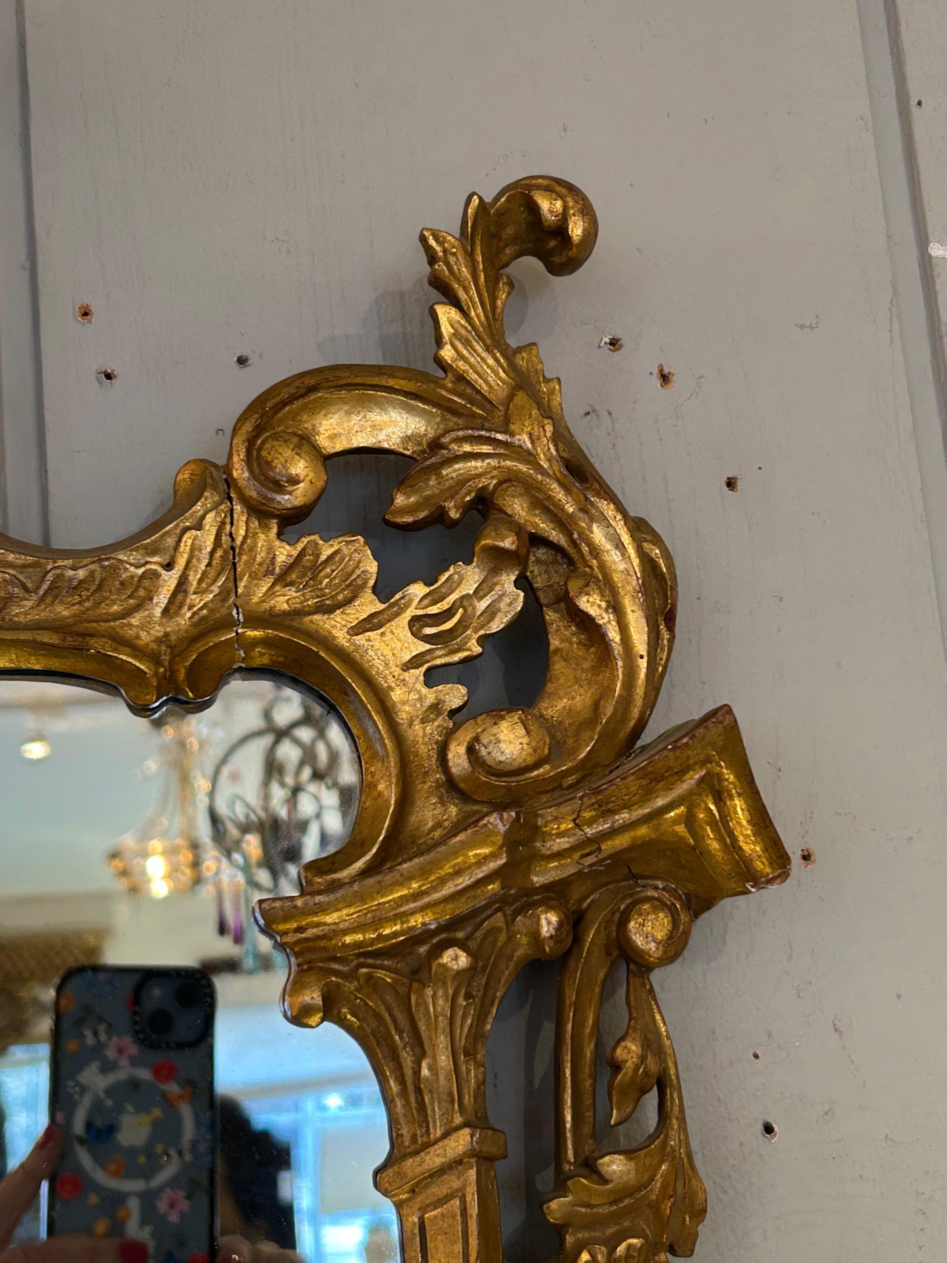 Américain Ravissant miroir décoratif Hollywood Regency en bois doré en vente