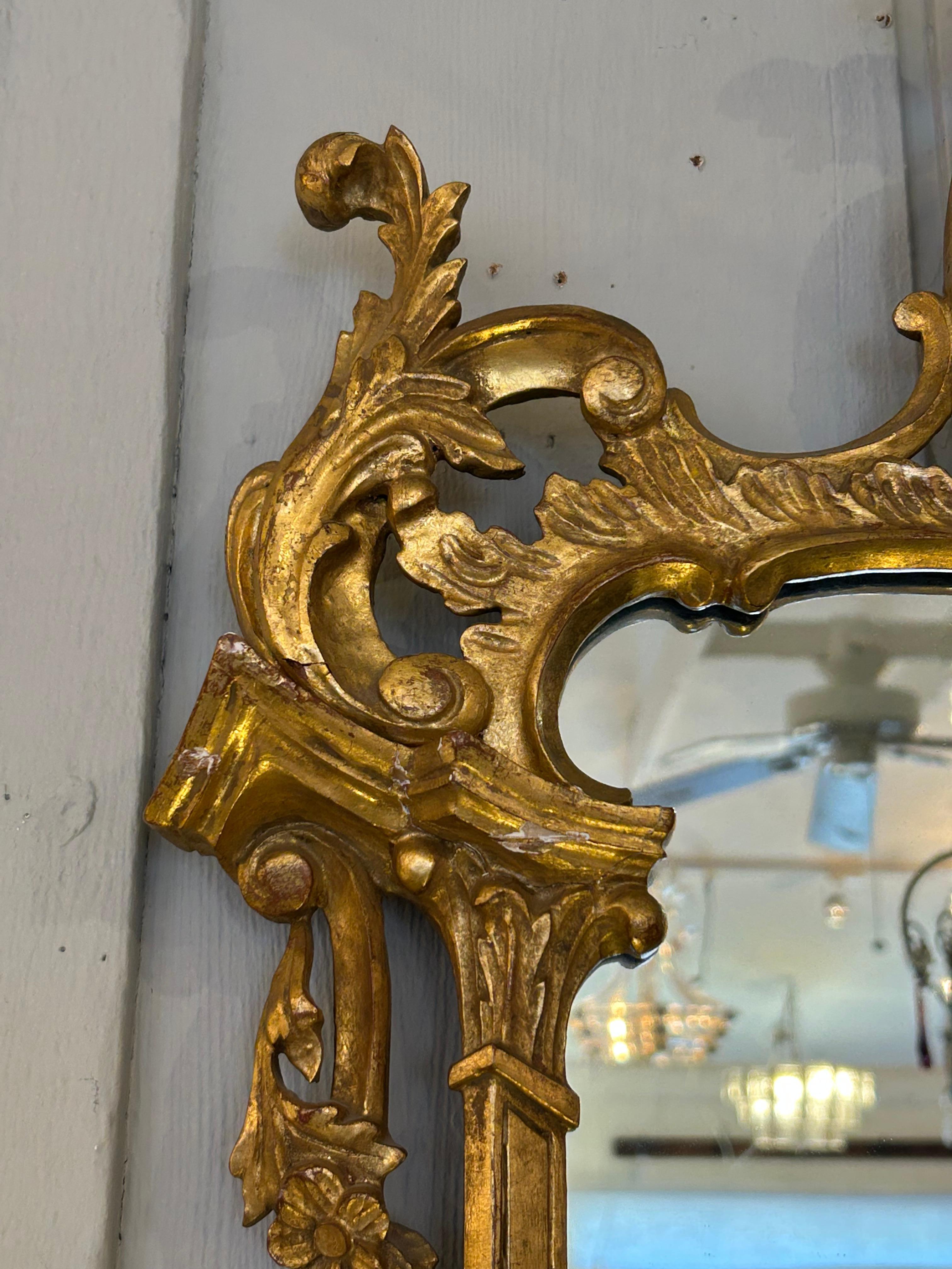 Ravissant miroir décoratif Hollywood Regency en bois doré Bon état - En vente à Hopewell, NJ
