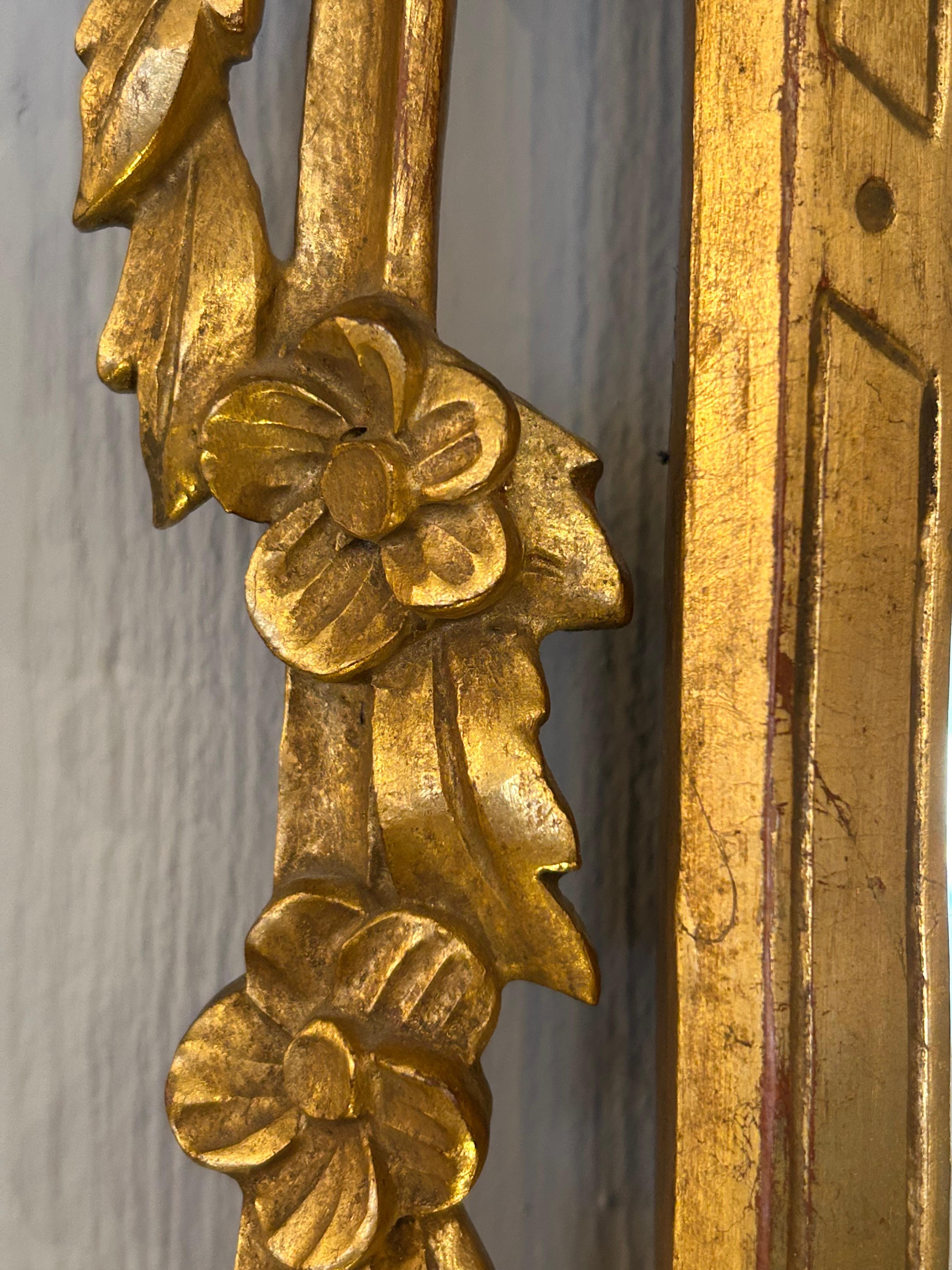 Début du 20ème siècle Ravissant miroir décoratif Hollywood Regency en bois doré en vente