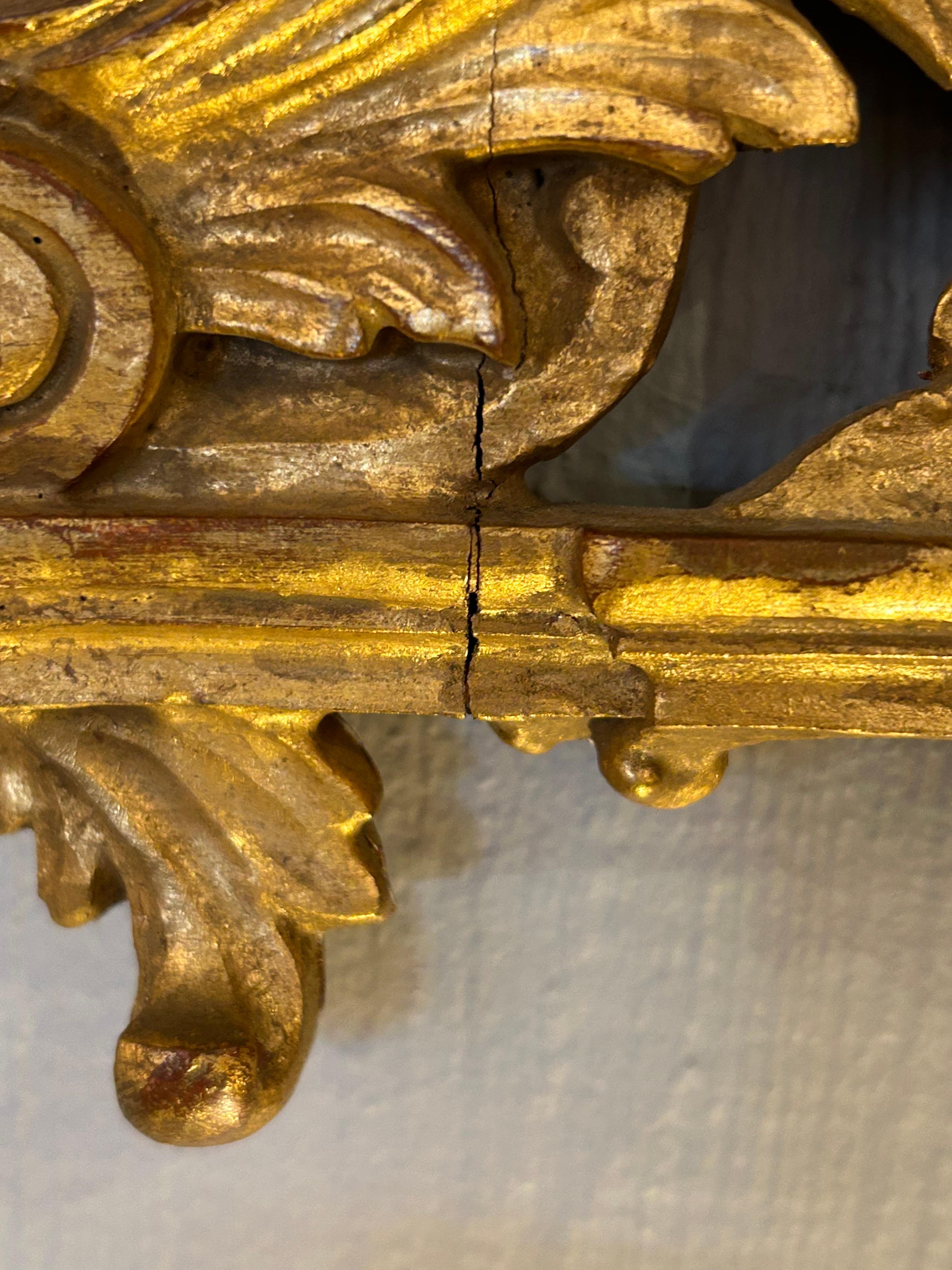 Miroir Ravissant miroir décoratif Hollywood Regency en bois doré en vente