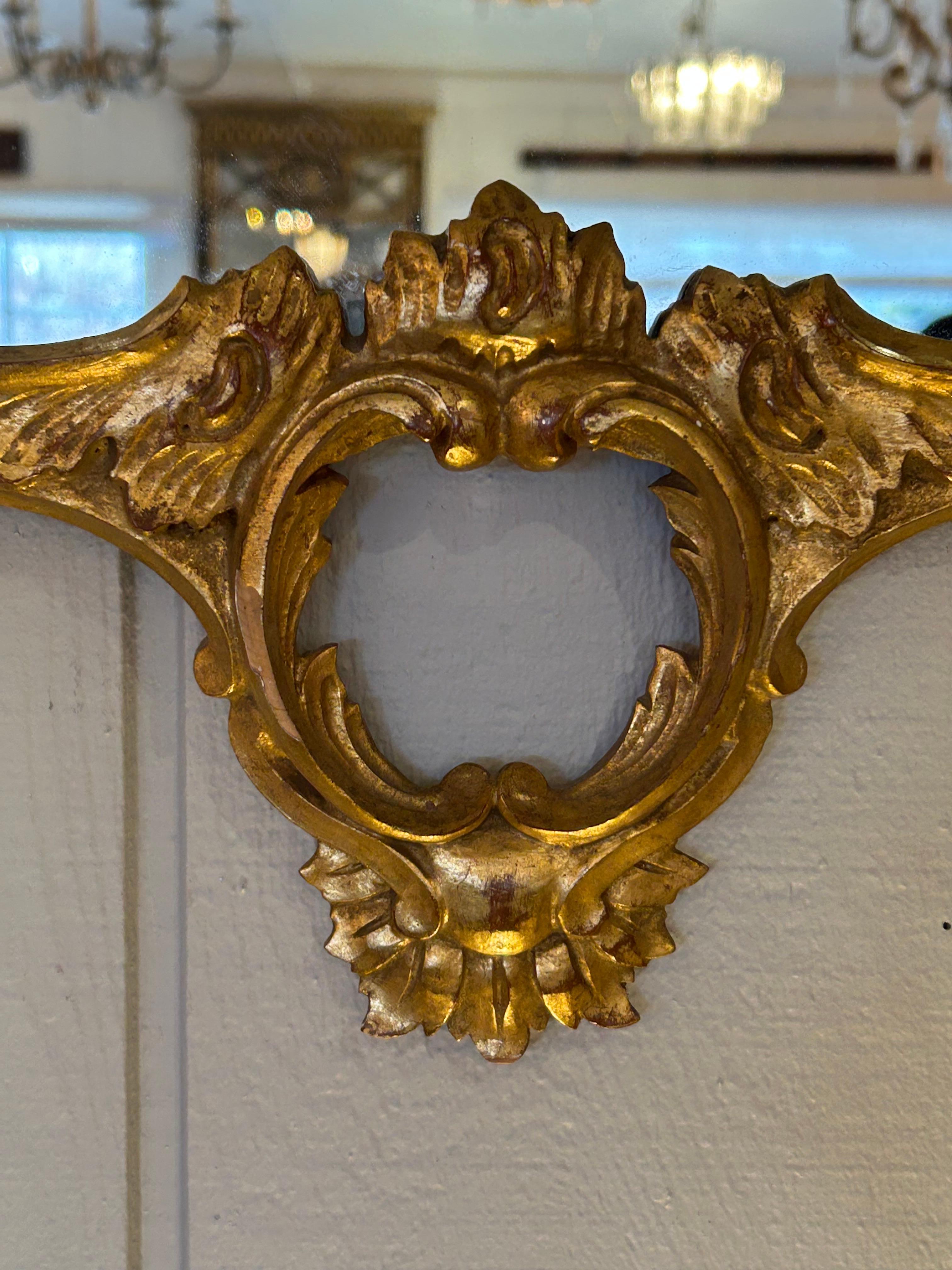 Ravissant miroir décoratif Hollywood Regency en bois doré en vente 1