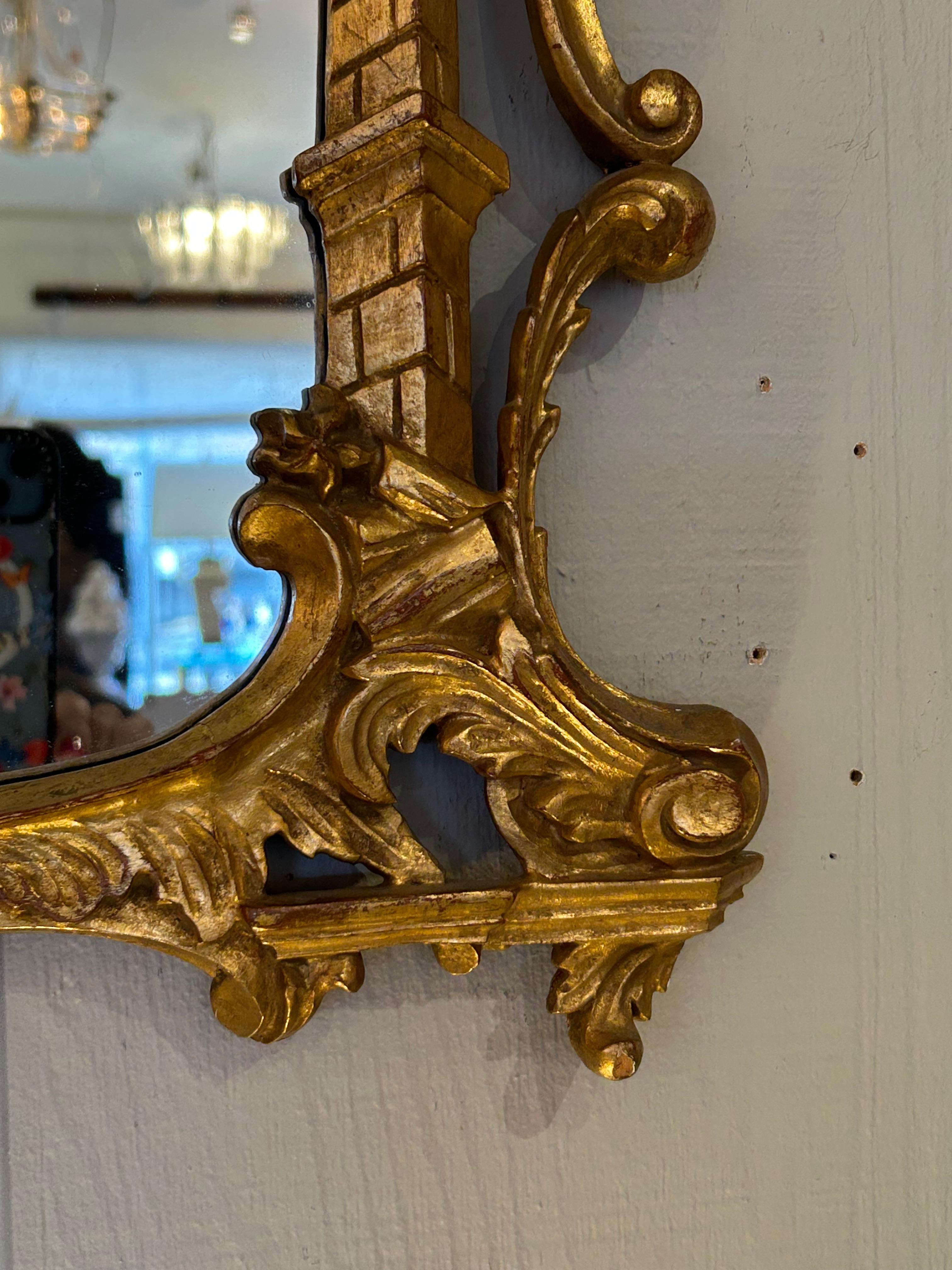 Ravissant miroir décoratif Hollywood Regency en bois doré en vente 2