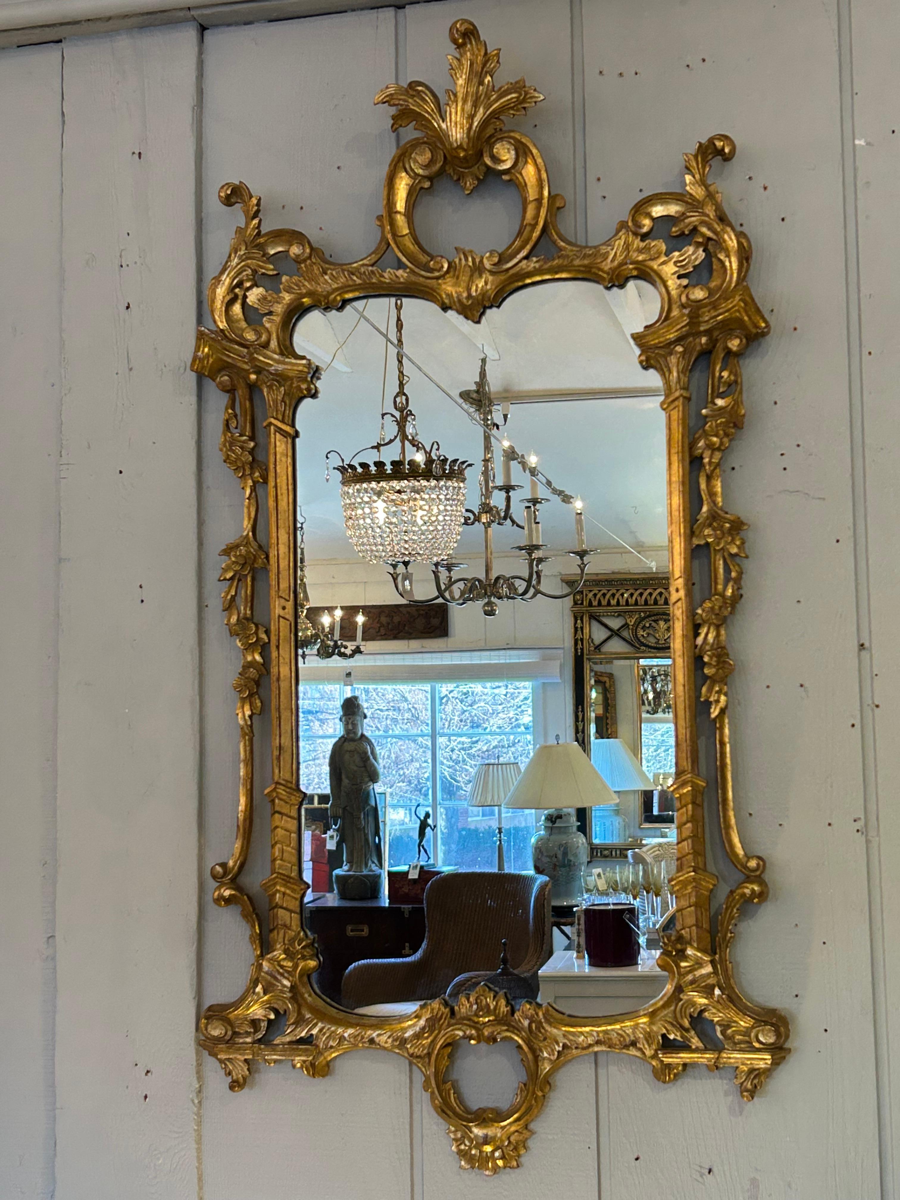 Ravissant miroir décoratif Hollywood Regency en bois doré en vente 3