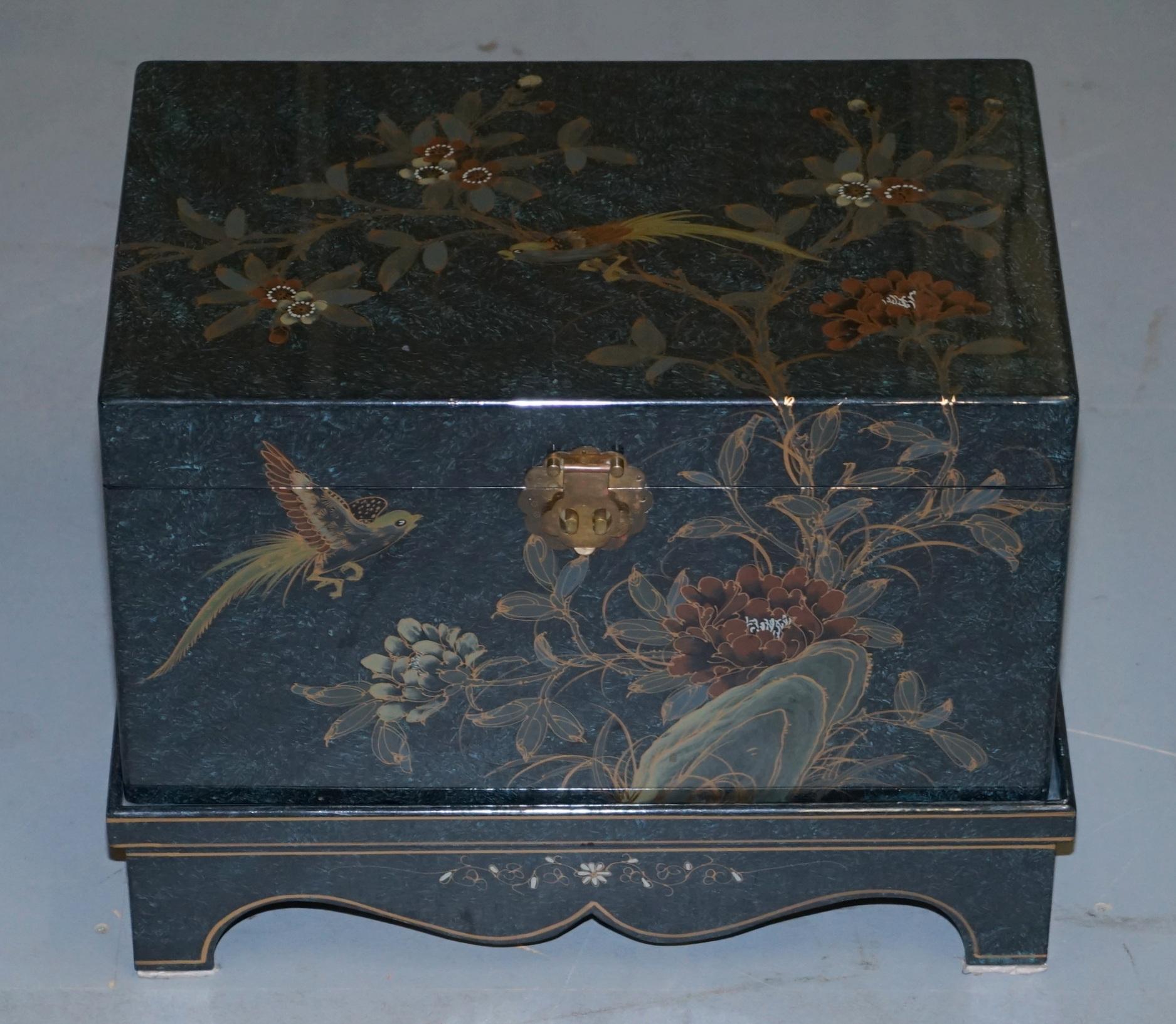 Hand-Crafted Lovely Decorative Chinese Chinoiserie Style Painted Trunk or Blanket Chest Box