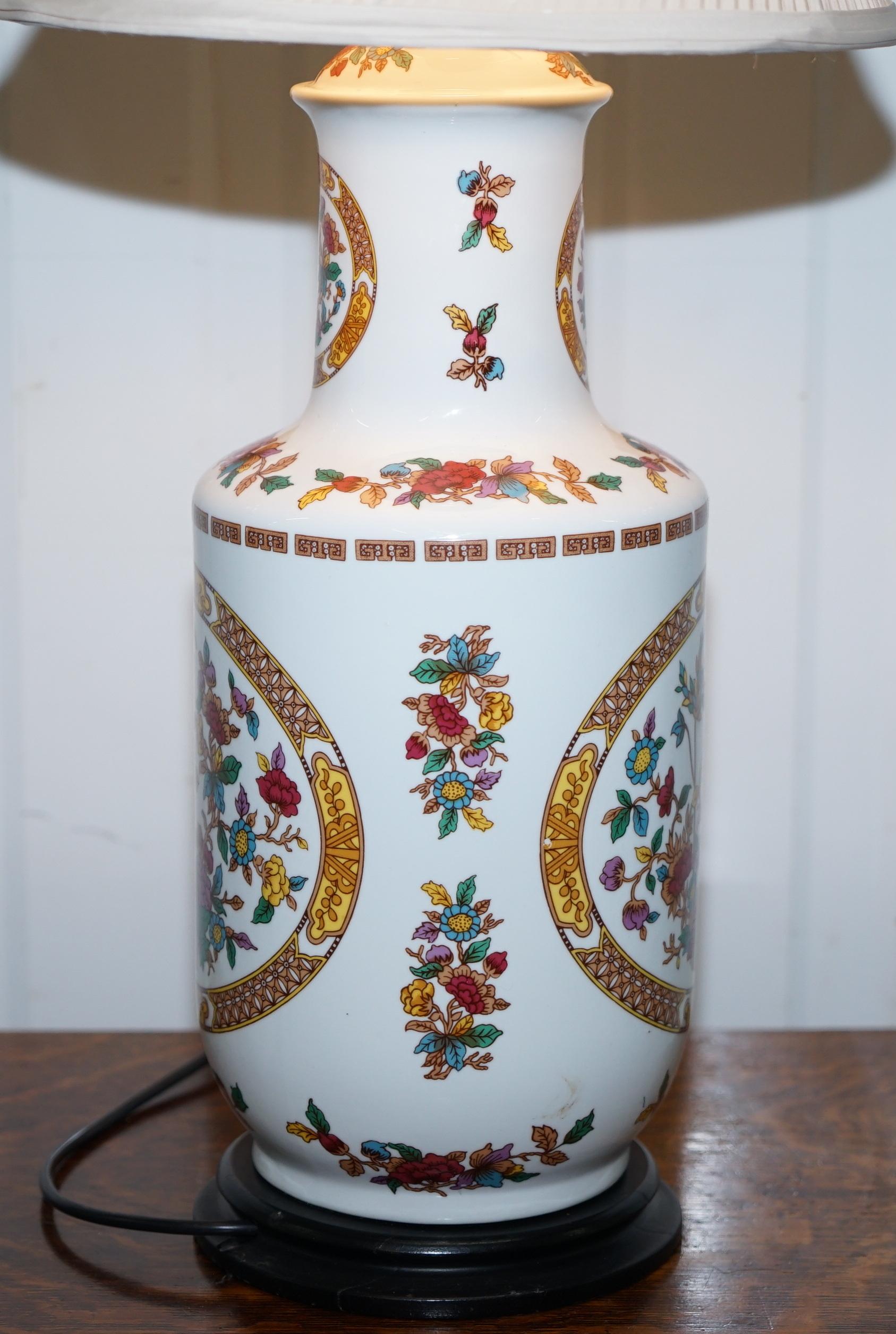 Schöne dekorative chinesische Vase in eine Tischlampe umgewandelt, dekoratives Stück (Chinesisch) im Angebot