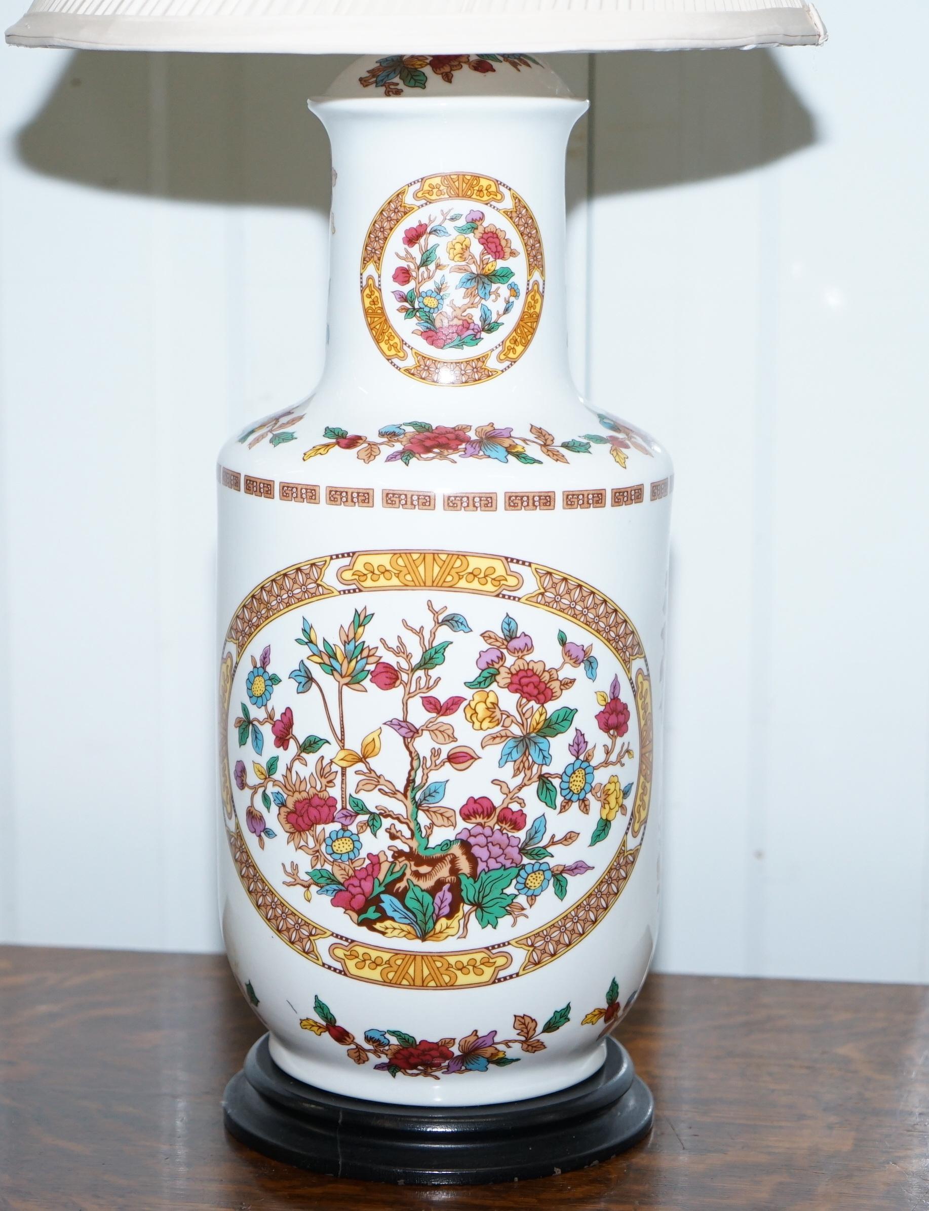 Schöne dekorative chinesische Vase in eine Tischlampe umgewandelt, dekoratives Stück (Handgefertigt) im Angebot