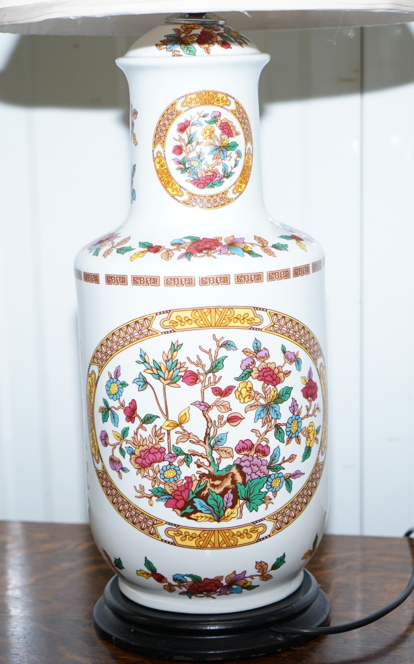 Lovely Decorative Chinese Vase Converted into a Table Lamp Decorative Piece For Sale 2