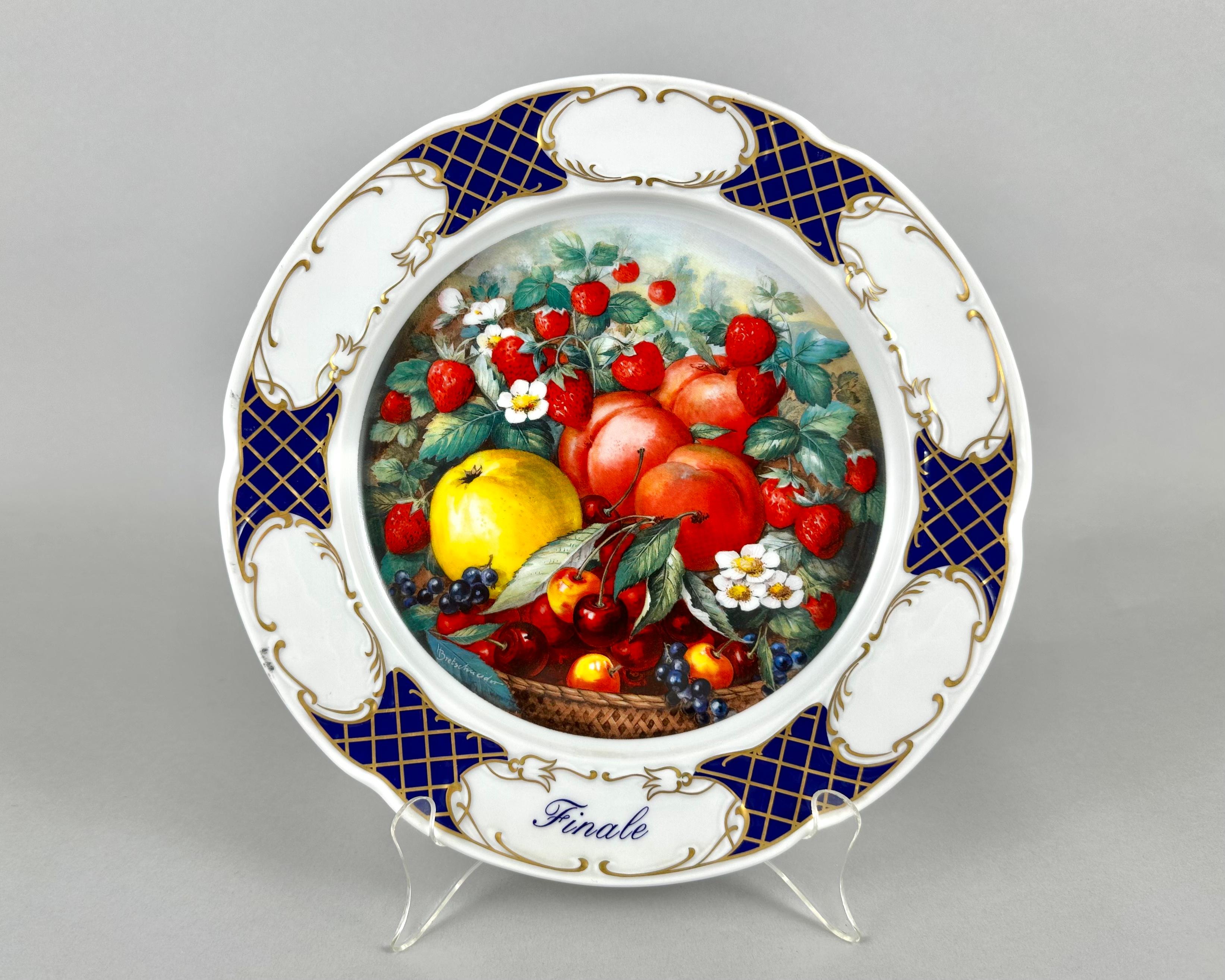 Vintage flat plates with fruits, decorative plates Schirnding, Bavaria 1992.

A complete set of 4 luxurious, decorative wall plates from the famous manufactory Schirnding by German artist MEISSEN Horst Bretschneider, Germany.

Decal with hand
