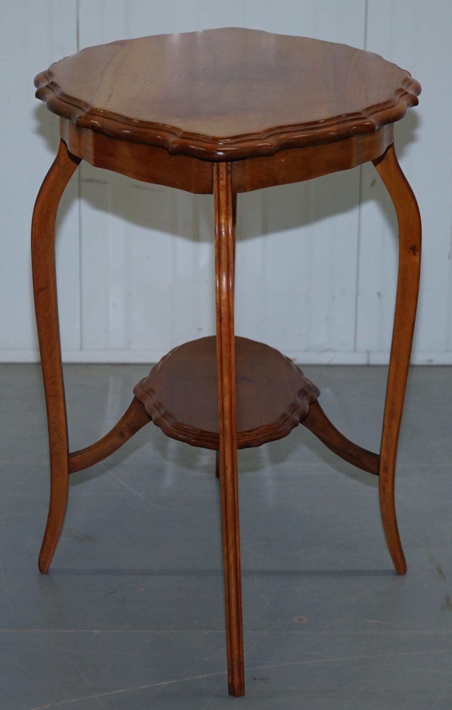 Grazioso tavolo da centro decorativo in legno di raso con bordo smerlato e gambe ornate in vendita 5