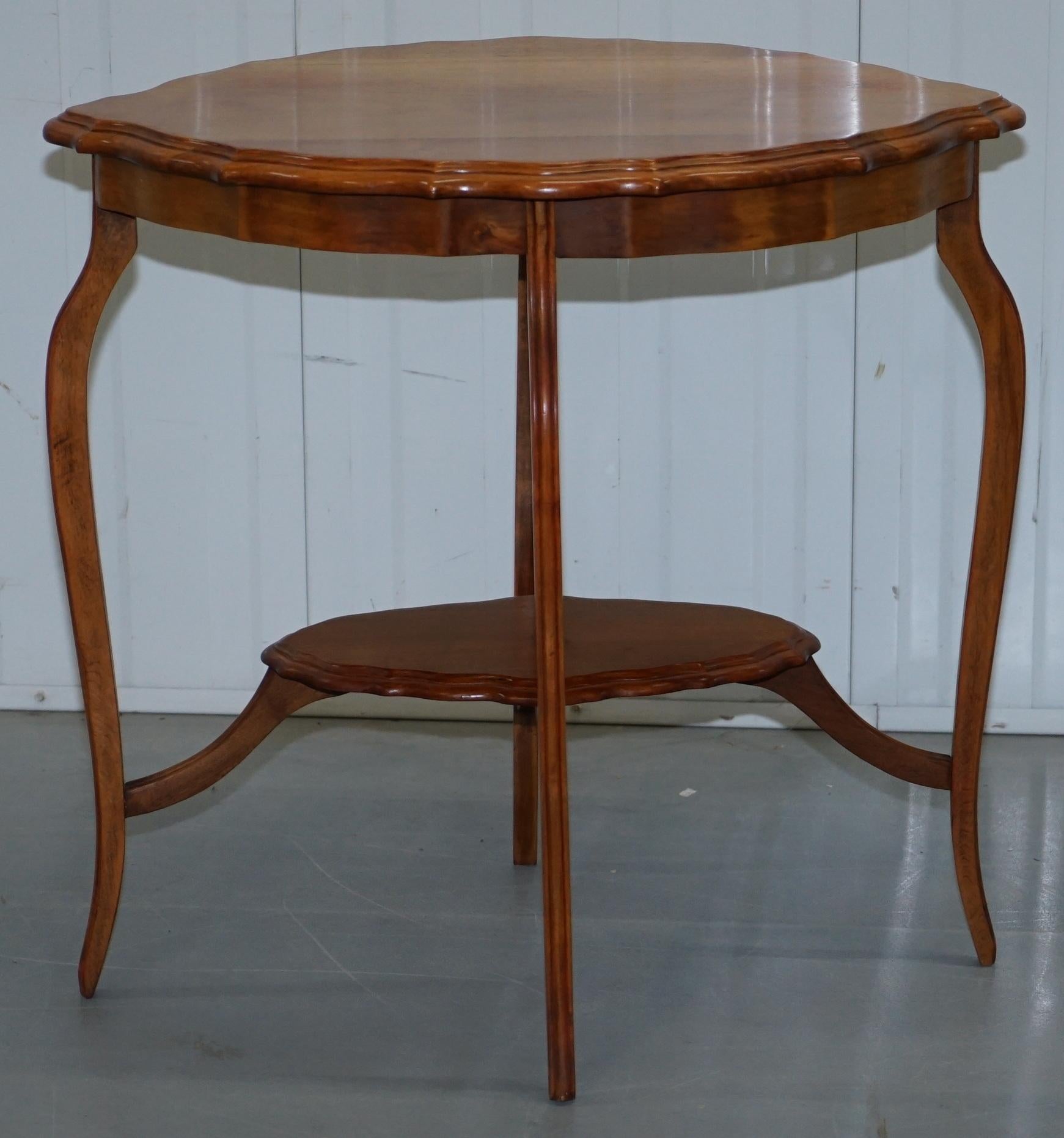 Grazioso tavolo da centro decorativo in legno di raso con bordo smerlato e gambe ornate in vendita 6