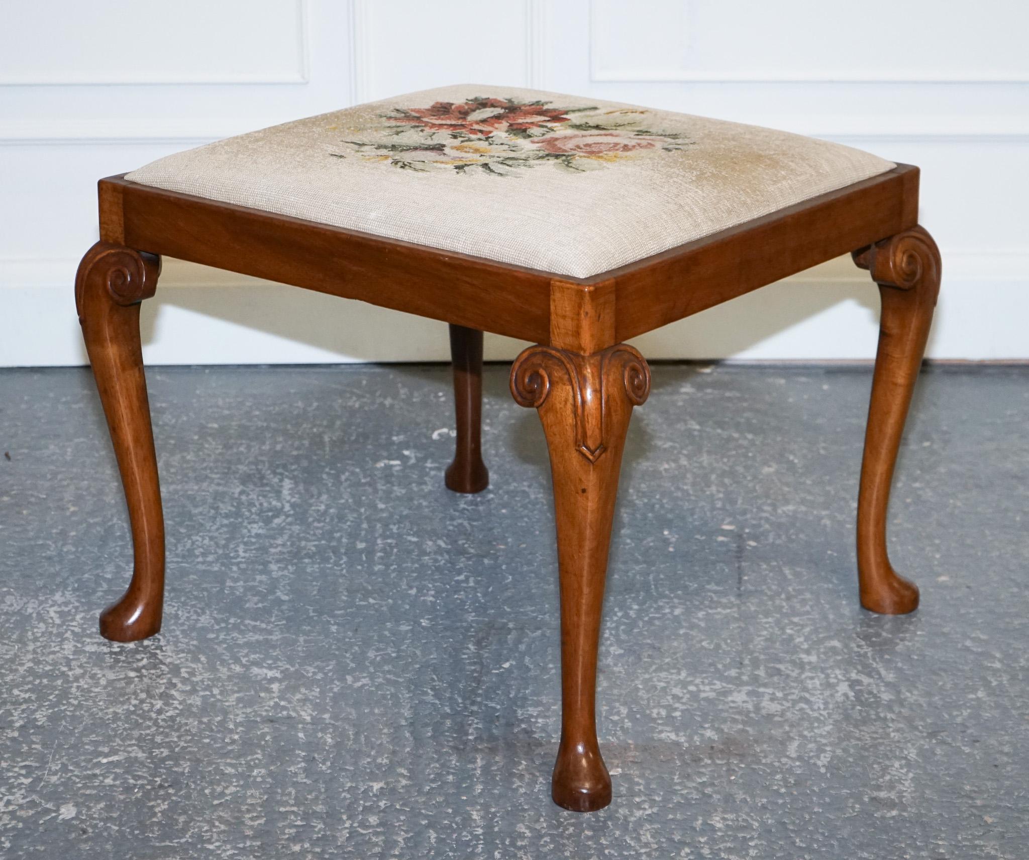 Lovely Decorative Victorian Hand Carved Queen Anne Legs Piano Stool In Good Condition For Sale In Pulborough, GB
