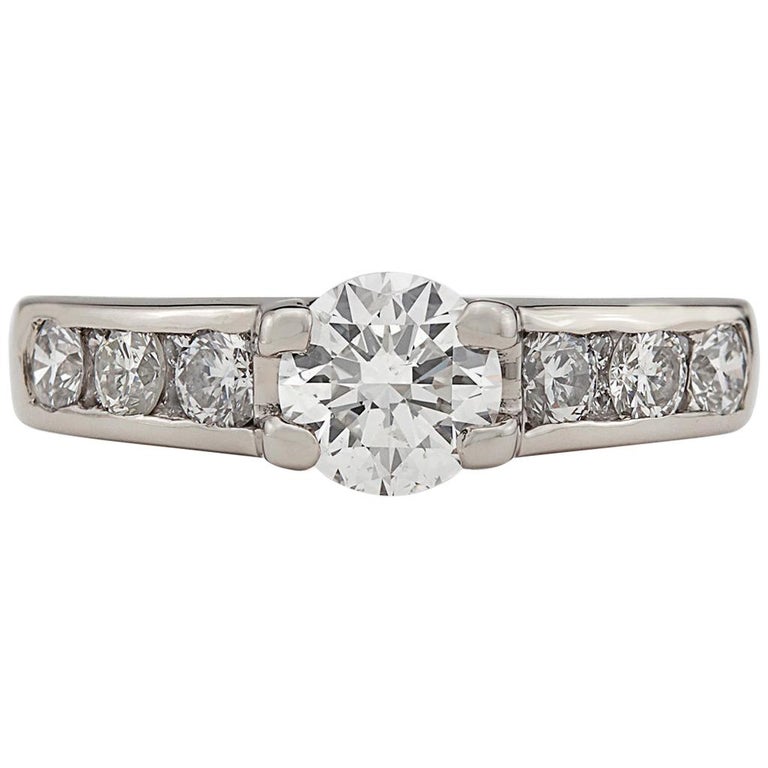 Lovely Diamond and 18 Karat White Gold Engagement Ring For Sale at 1stDibs