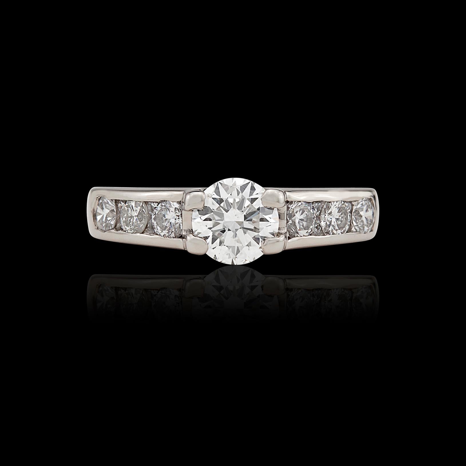 Verlobungsring mit wunderschönem Diamant und 18 Karat Weißgold (Rundschliff) im Angebot