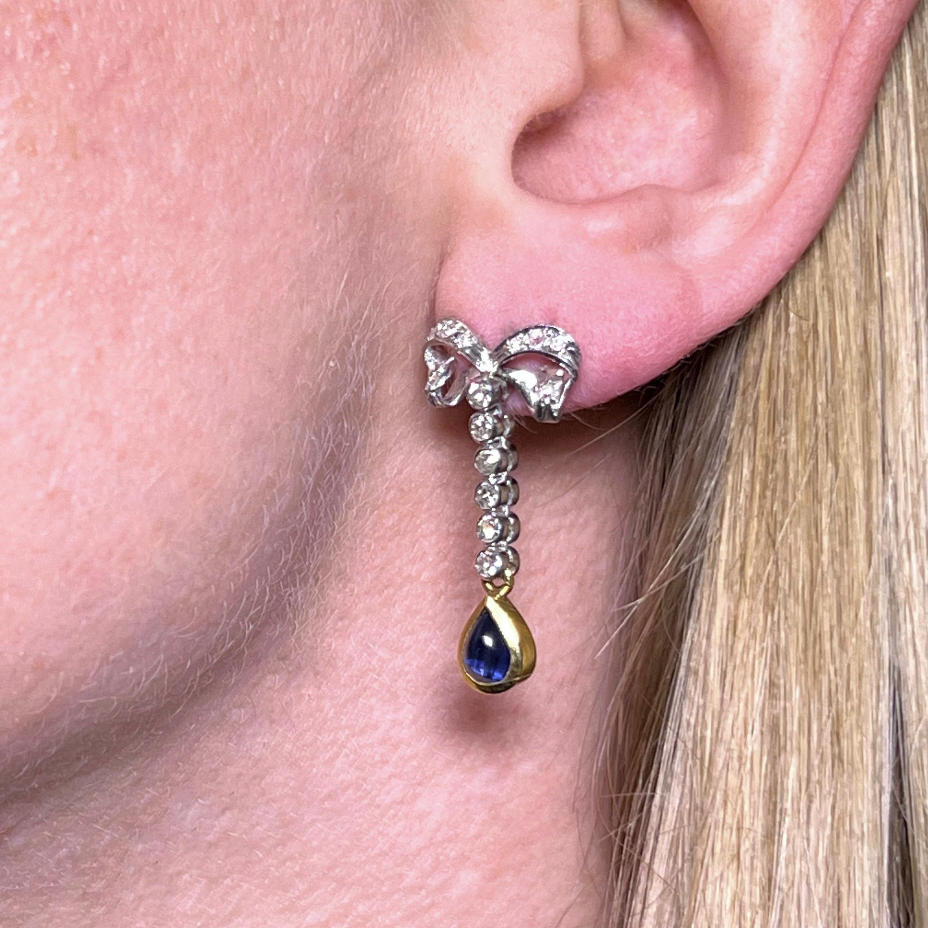 Ravissantes boucles d'oreilles à nœud en or jaune et platine avec diamants et saphirs en vente 3