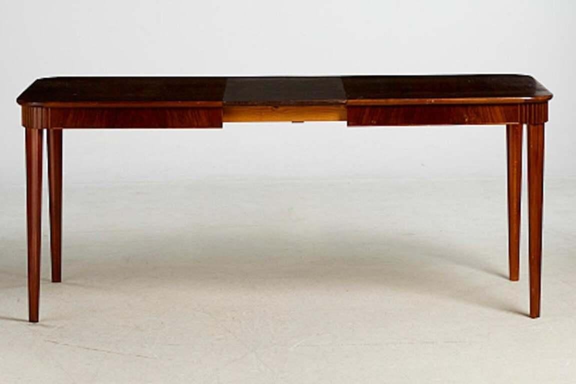 Joli ensemble de salle à manger, quatre chaises et une table de salle à manger Bon état - En vente à New York, NY