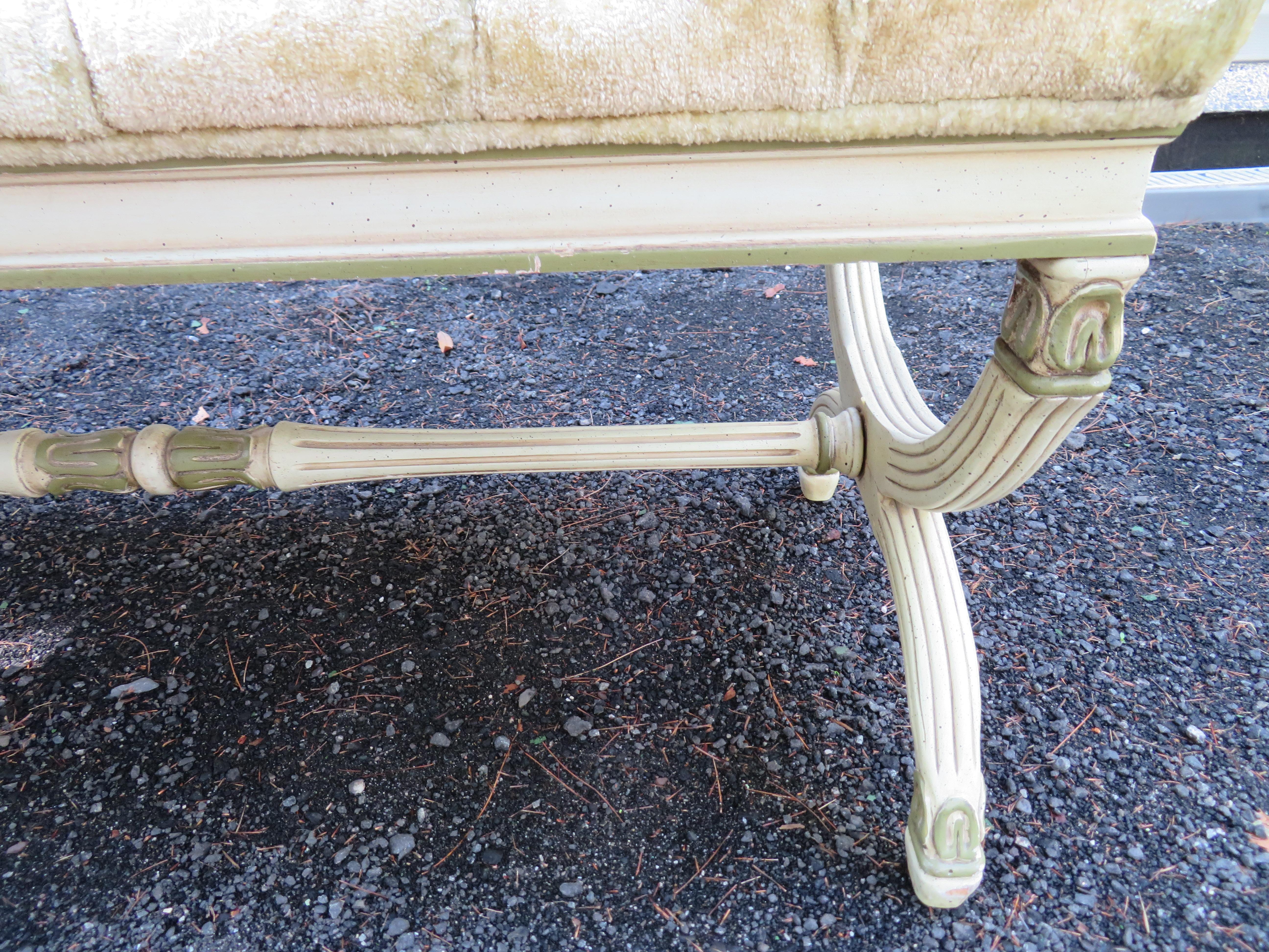 Lovely Dorothy Draper Biscuit Tufted Bench Hollywood Regency In Good Condition For Sale In Pemberton, NJ