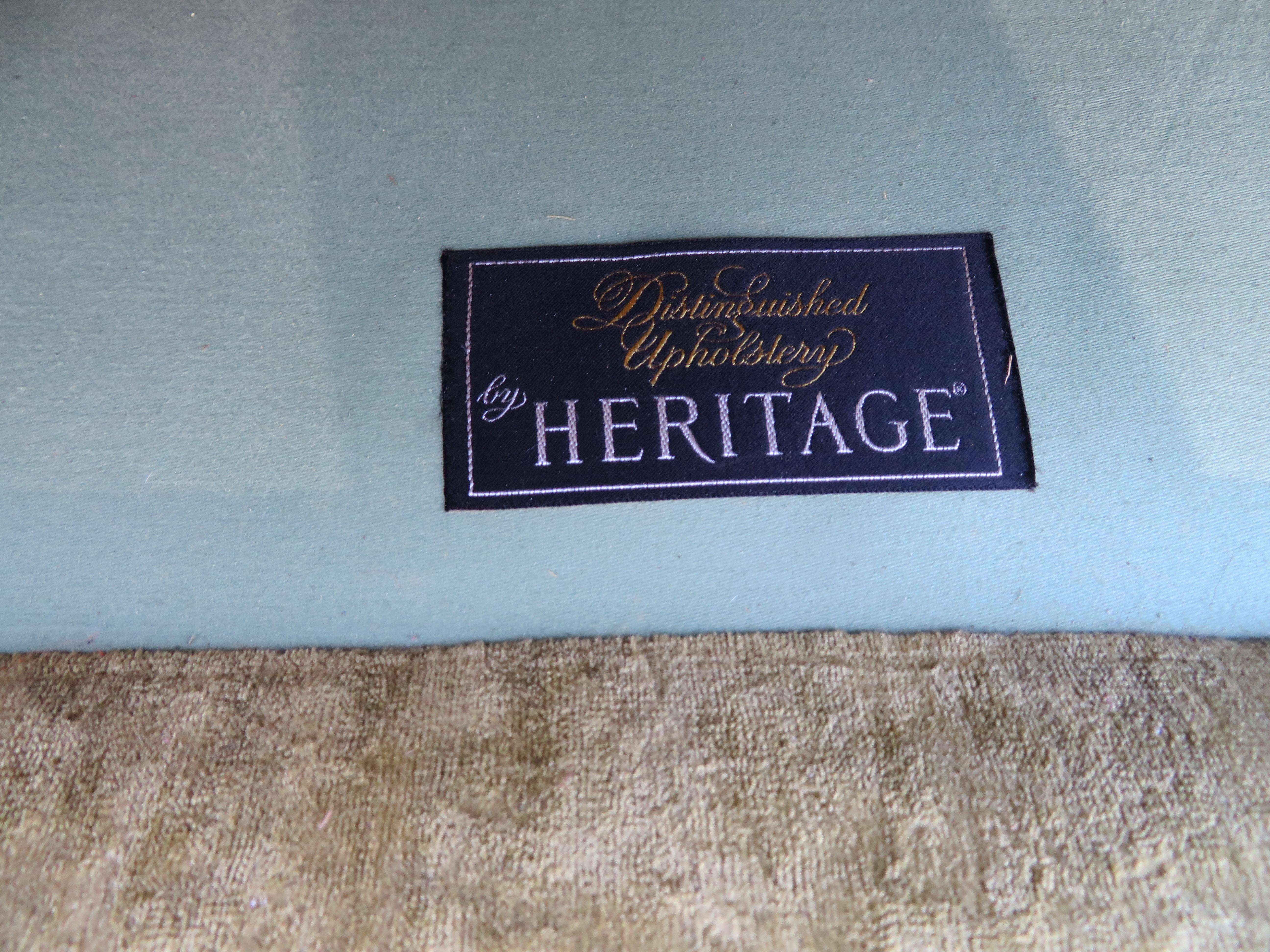 Schönes Dorothy Draper Hollywood Regency getuftetes, geschwungenes Sofa Heritage im Angebot 7