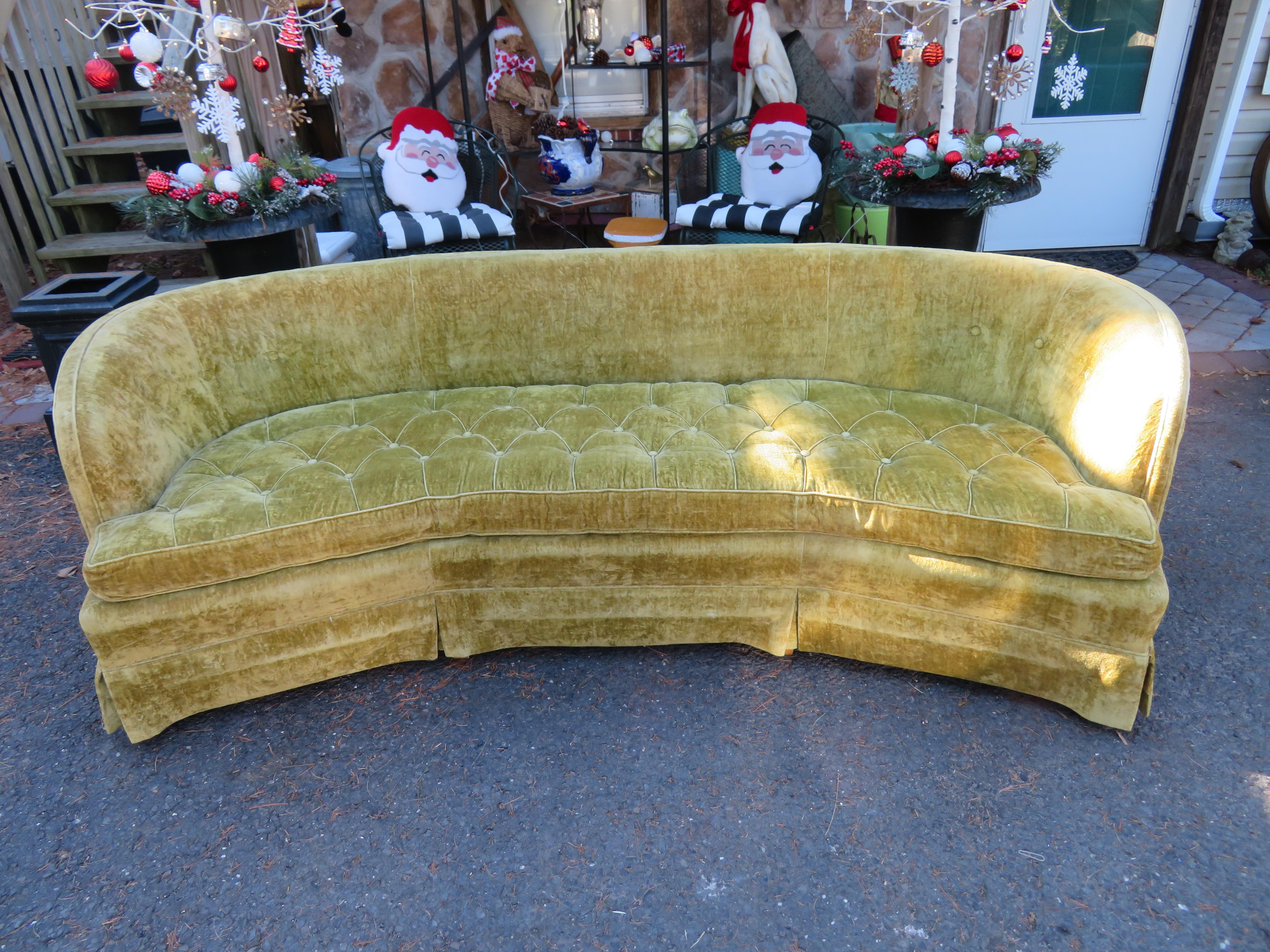 Schönes Dorothy Draper Hollywood Regency getuftetes, geschwungenes Sofa Heritage im Angebot 10