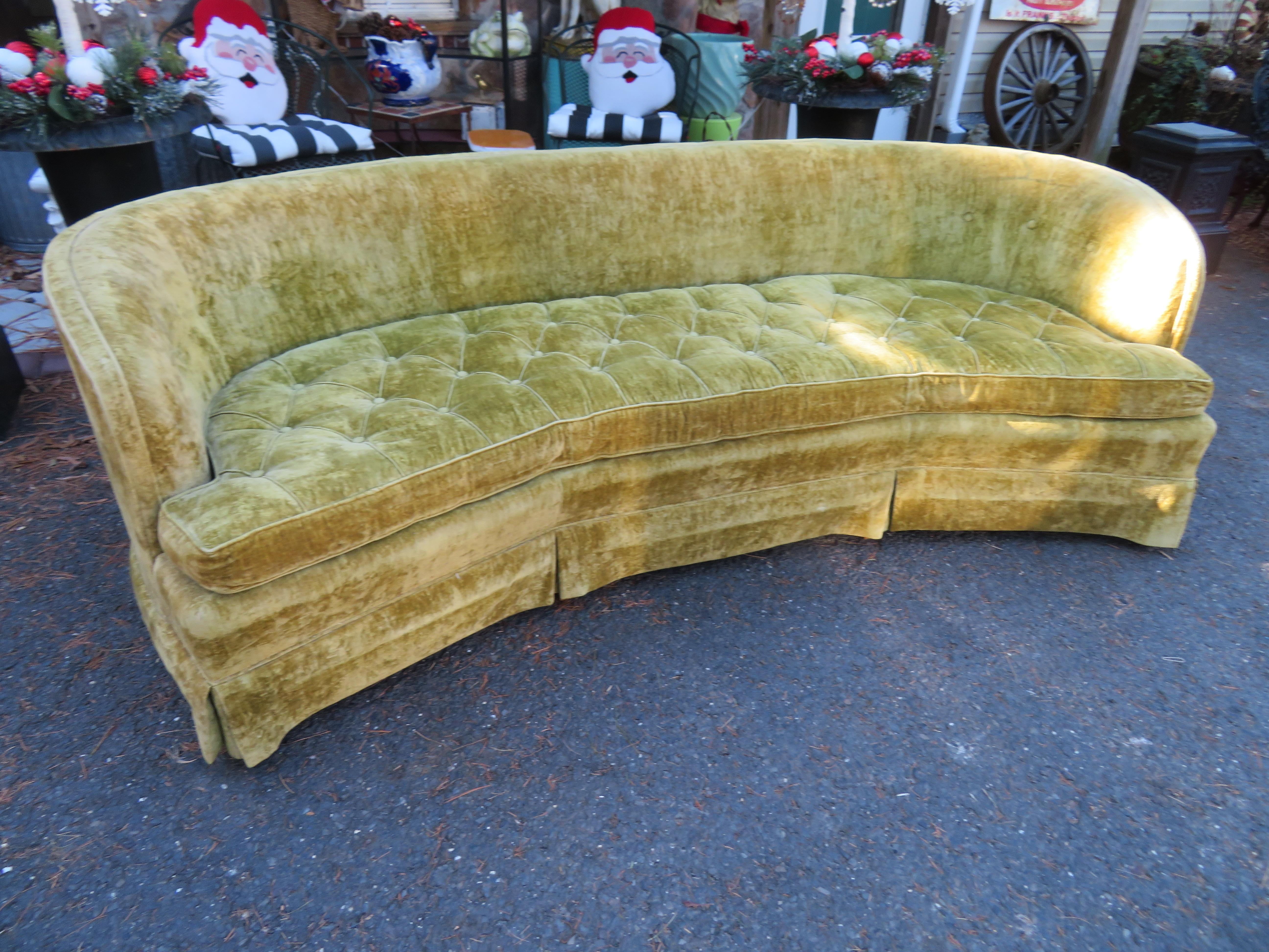 Schönes Dorothy Draper Hollywood Regency getuftetes, geschwungenes Sofa Heritage (amerikanisch) im Angebot