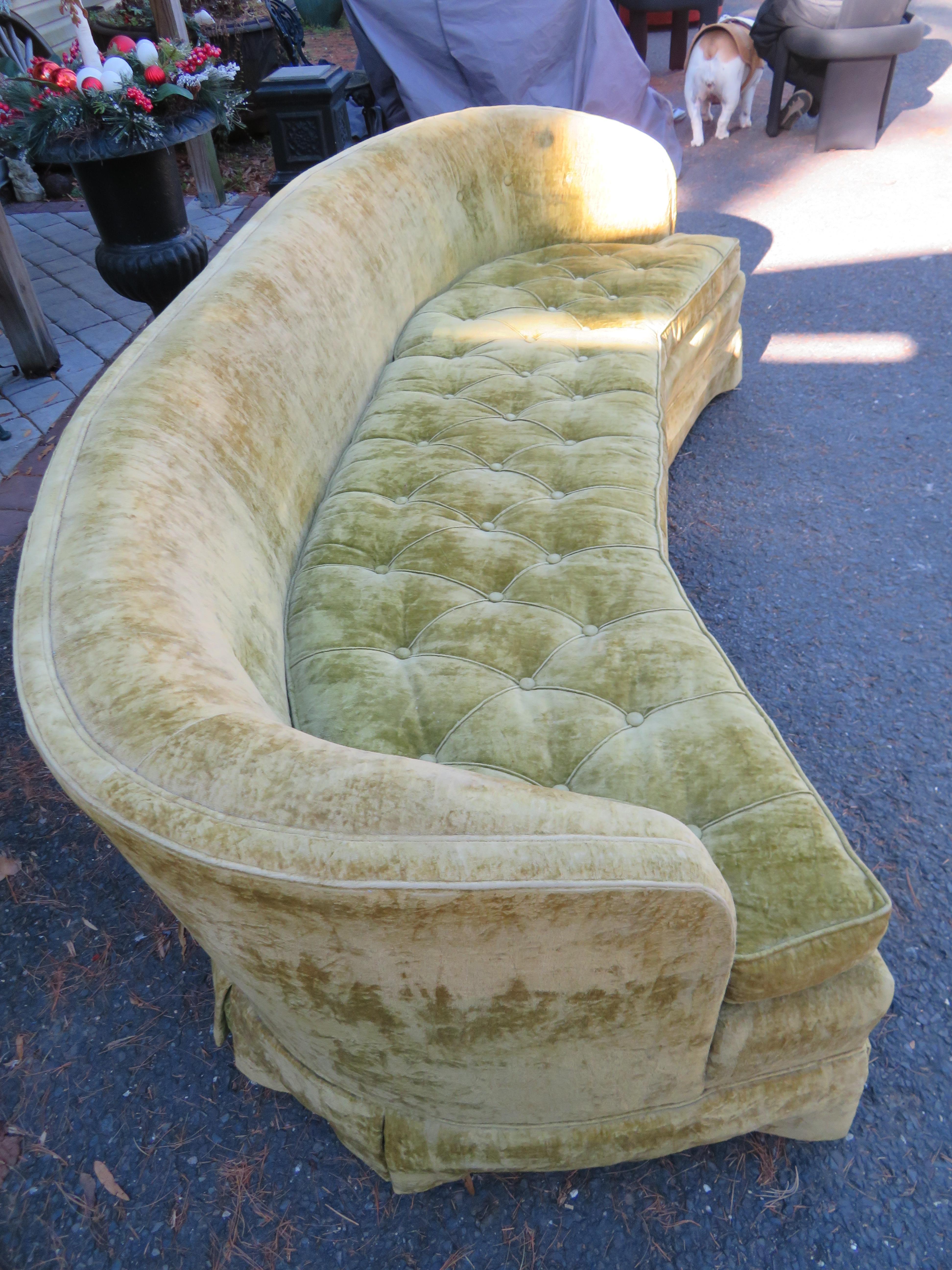 Schönes Dorothy Draper Hollywood Regency getuftetes, geschwungenes Sofa Heritage im Zustand „Gut“ im Angebot in Pemberton, NJ