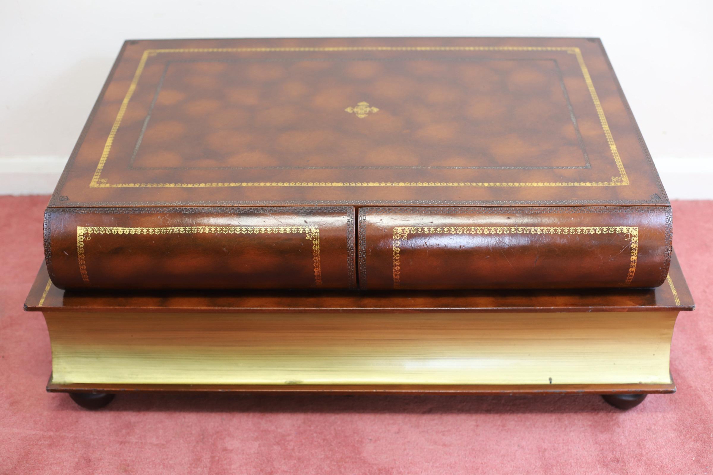 Nous avons le plaisir d'offrir à la vente cette table basse en forme de livre en faux cuir marron, circa 1980, dans son état d'origine.
N'hésitez pas à me contacter si vous avez des questions.
Veuillez regarder les photos de plus près car elles font