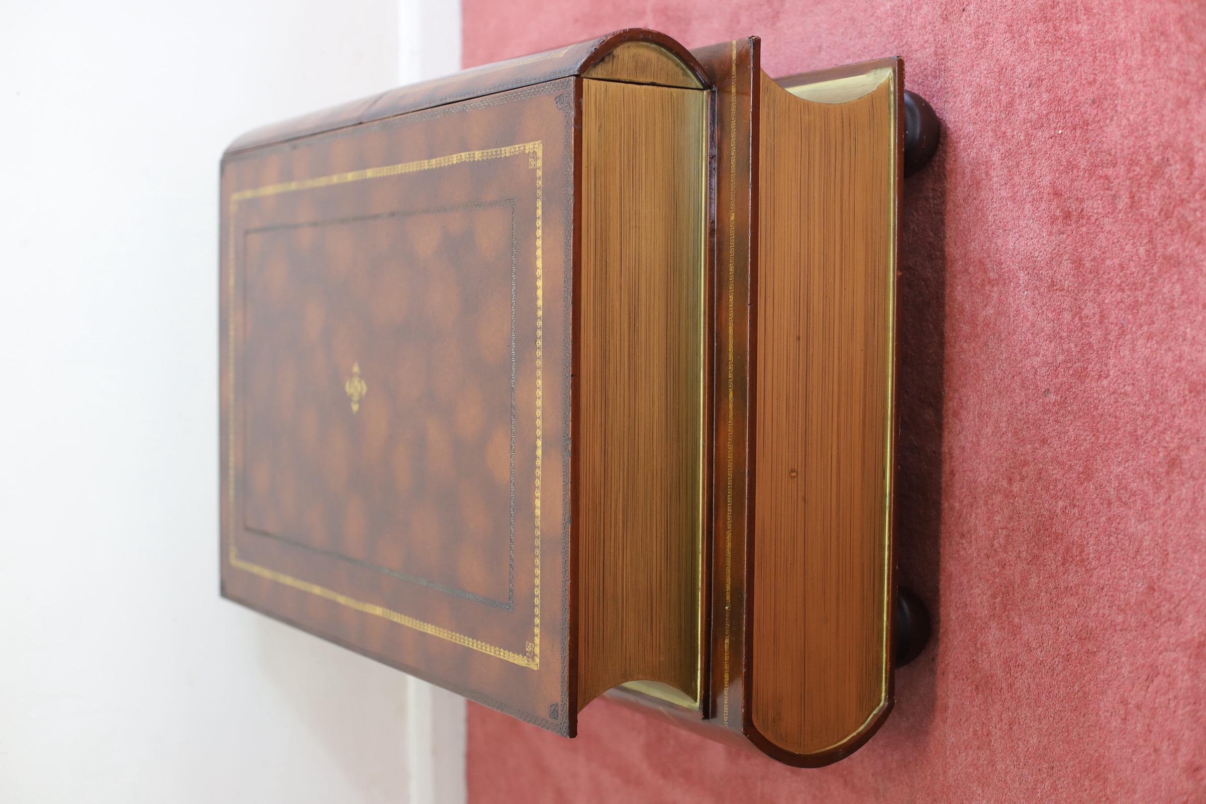 Lovely Double Book Coffee Table Bon état - En vente à Crawley, GB